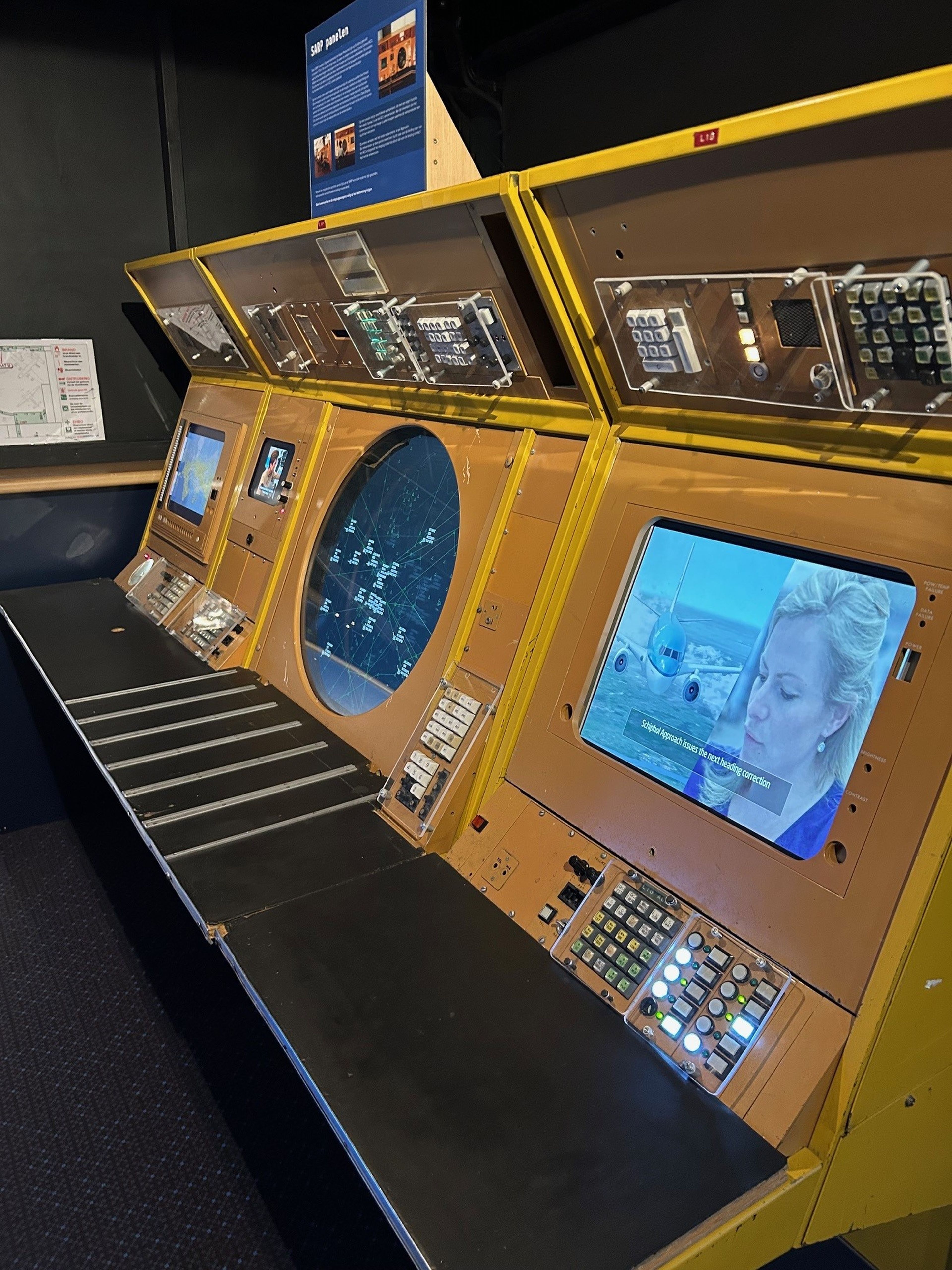 Een aantal SARP panelen in de luchtverkeersleiding expositie in Luchtvaartmuseum Aviodrome