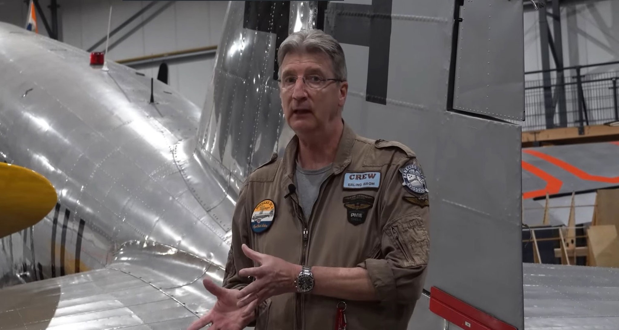 Vrijwilliger Erling in de T2 Hangar bij Luchtvaartmuseum Aviodrome