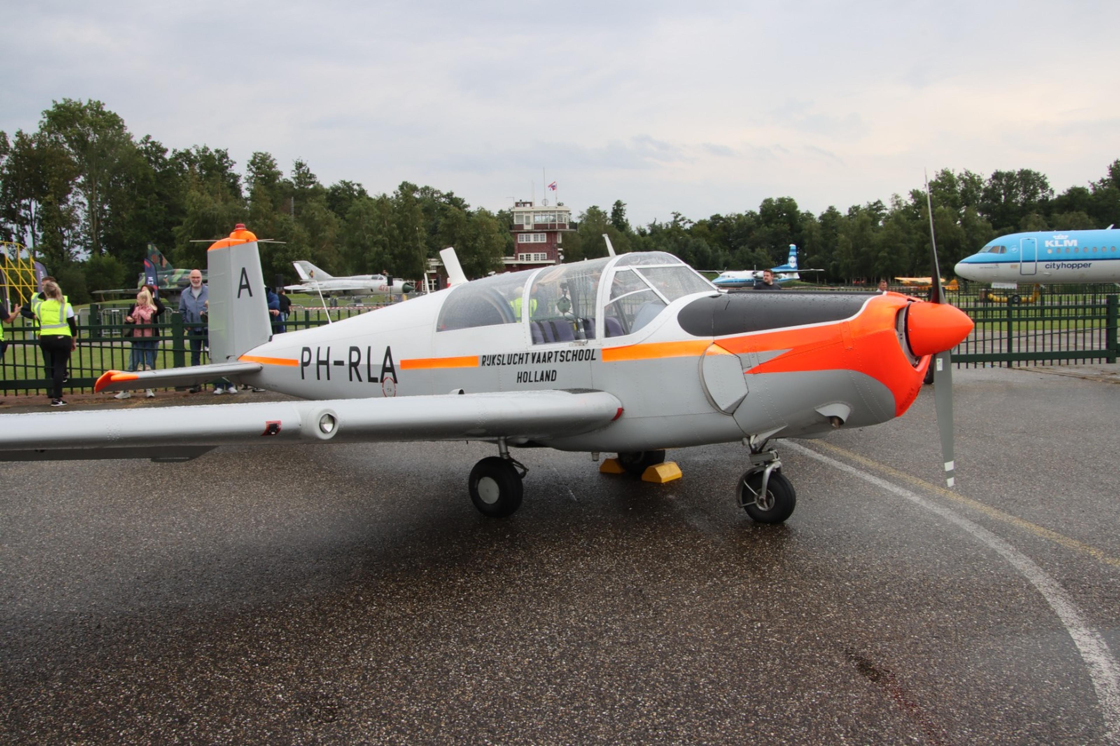 Een van de trainer vliegtuigen tijdens de Fly-In bij Aviodrome