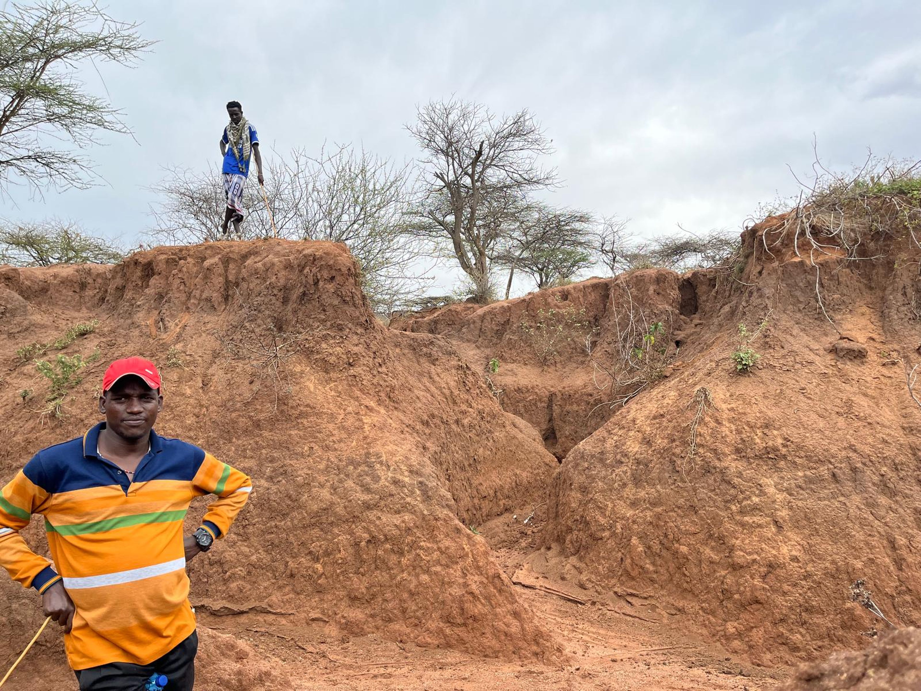 Sumburu warrior in een erosion gully in Kenia.