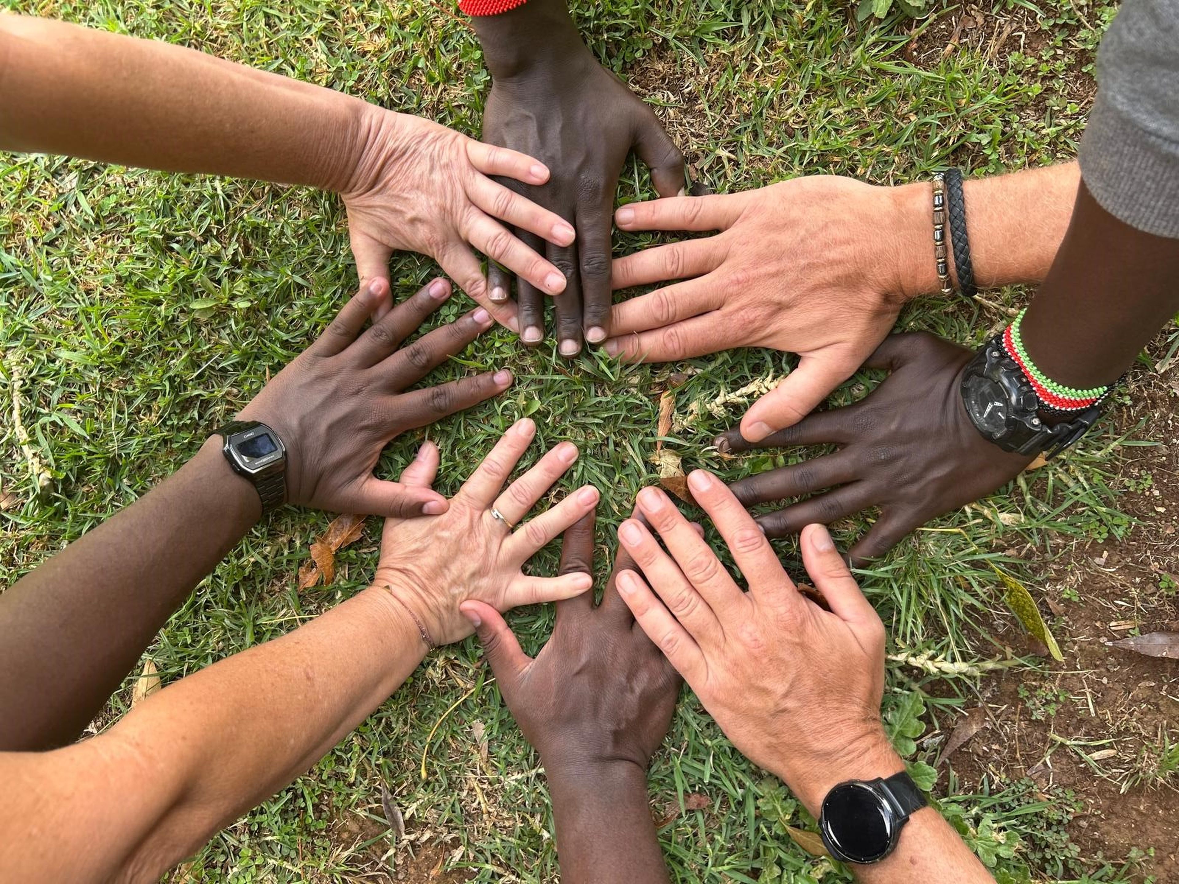 Klaas-Jan en Yvonne met hun handen op de foto met John en Benjamin van Save The Elephants.