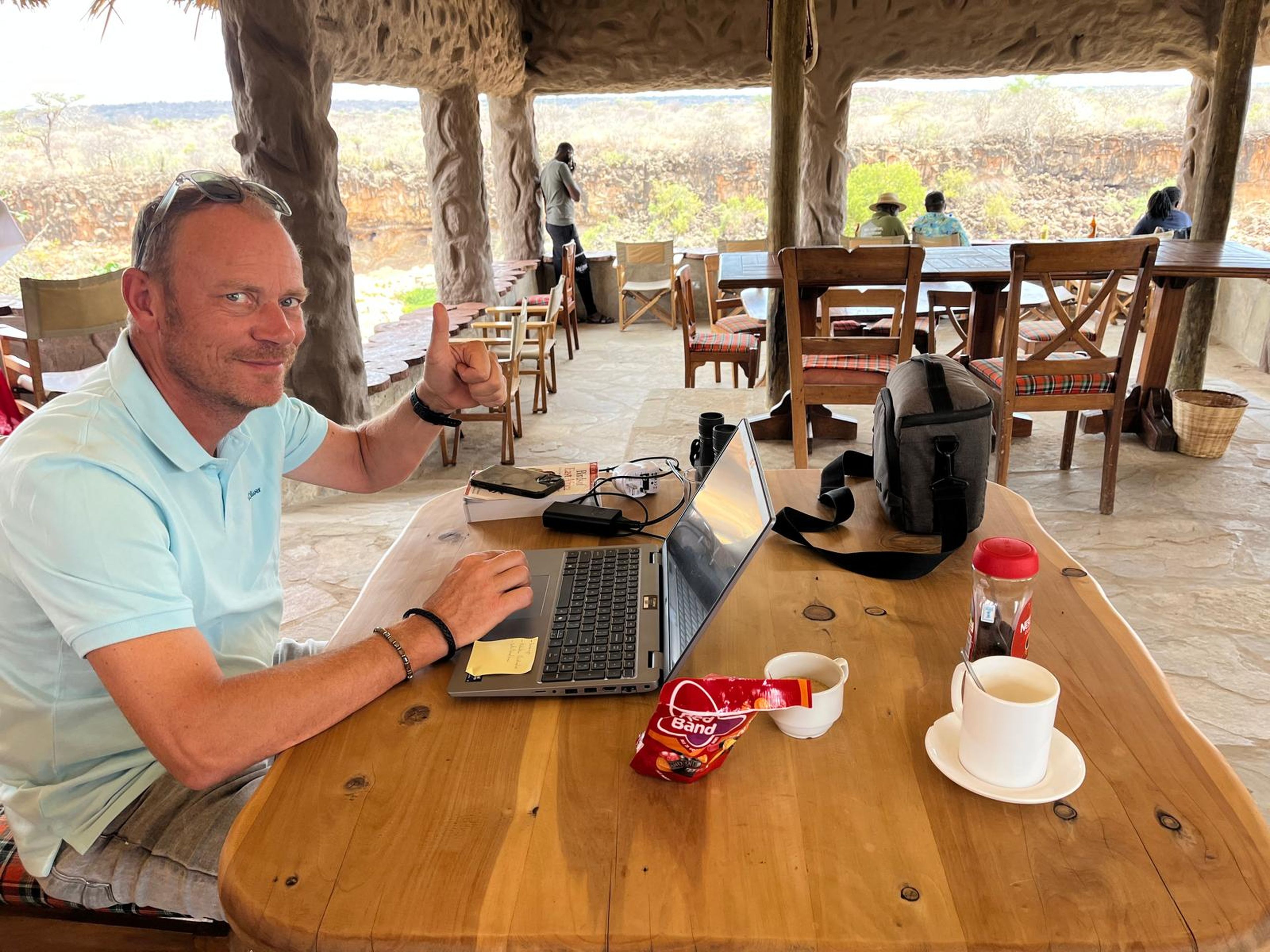 Klaas-Jan werkt in het restaurant bij Samburu in Kenia.