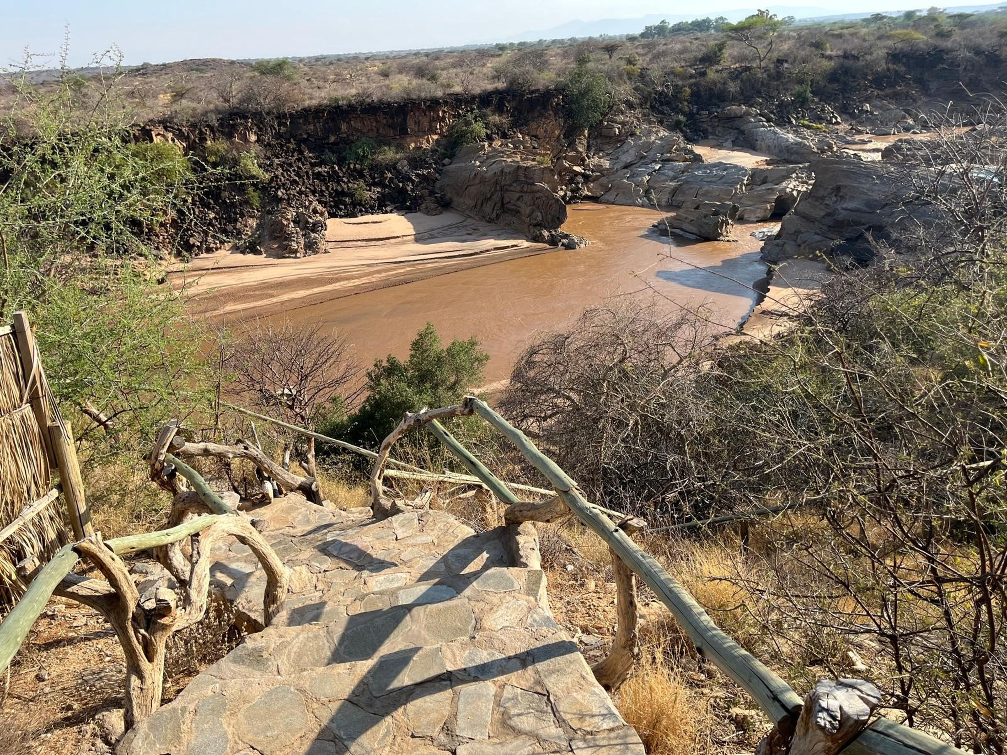 Uitzicht op een rivier vanuit het hotel in Samburu in Kenia.