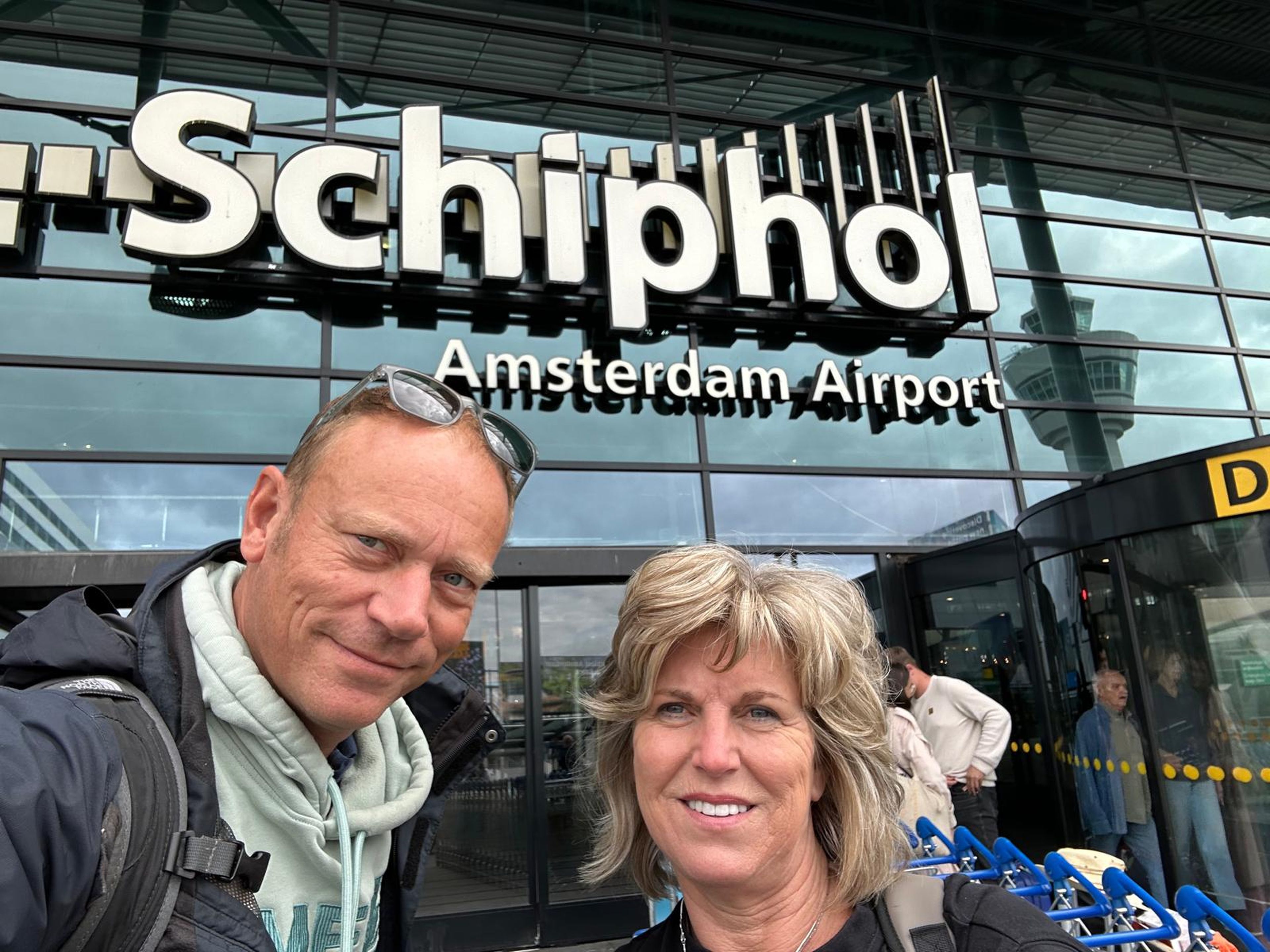 Klaas-Jan en Yvonne op Schiphol Amsterdam Airport.