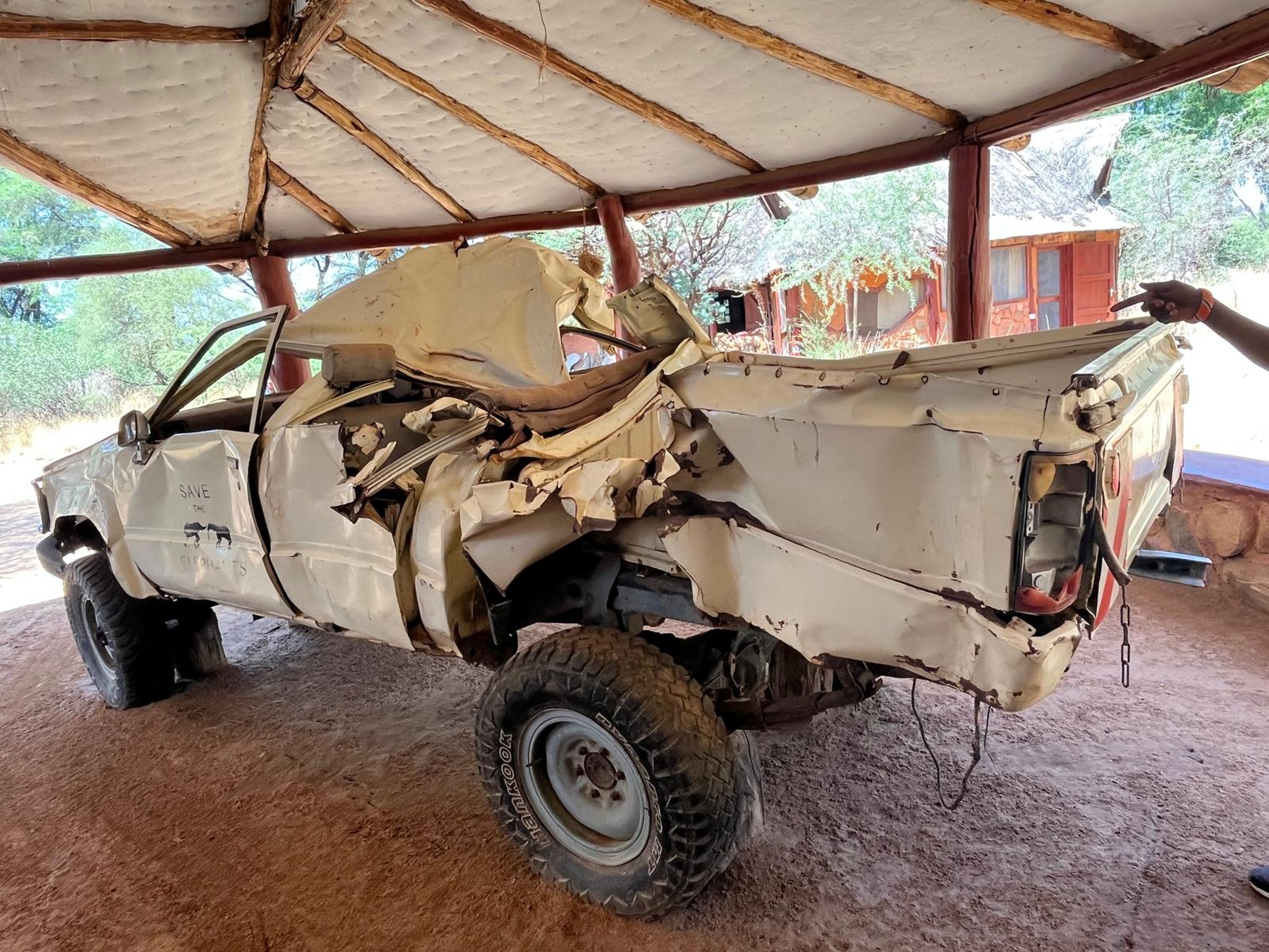 Een jeep heeft schade aangebracht door een olifant in Samburu National Park in Kenia.