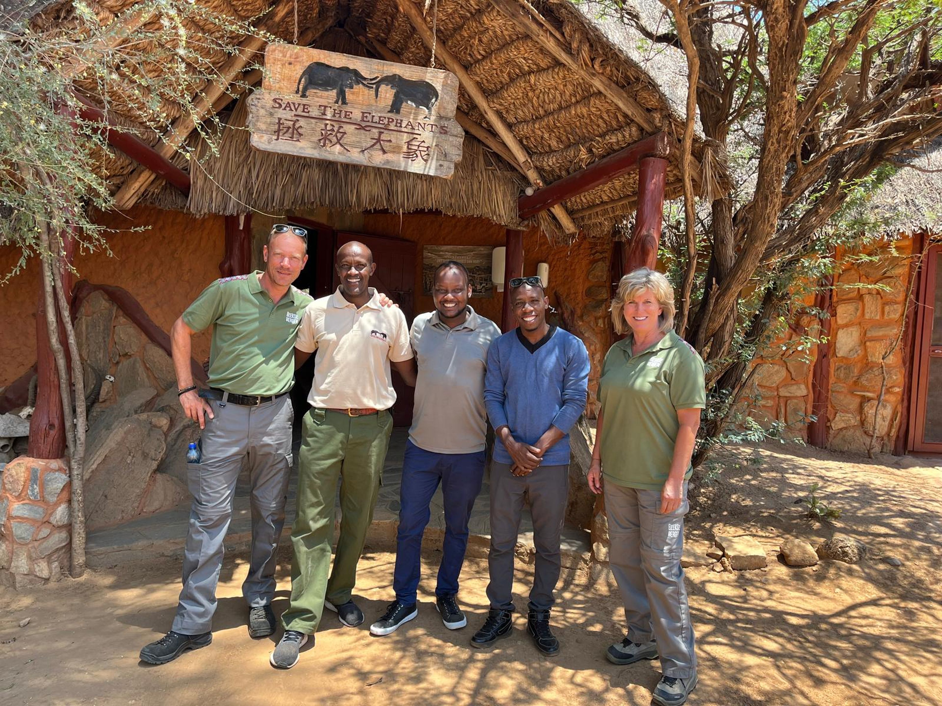 Team Save The Elephants en Yvonne en Klaas-Jan in Kenia.