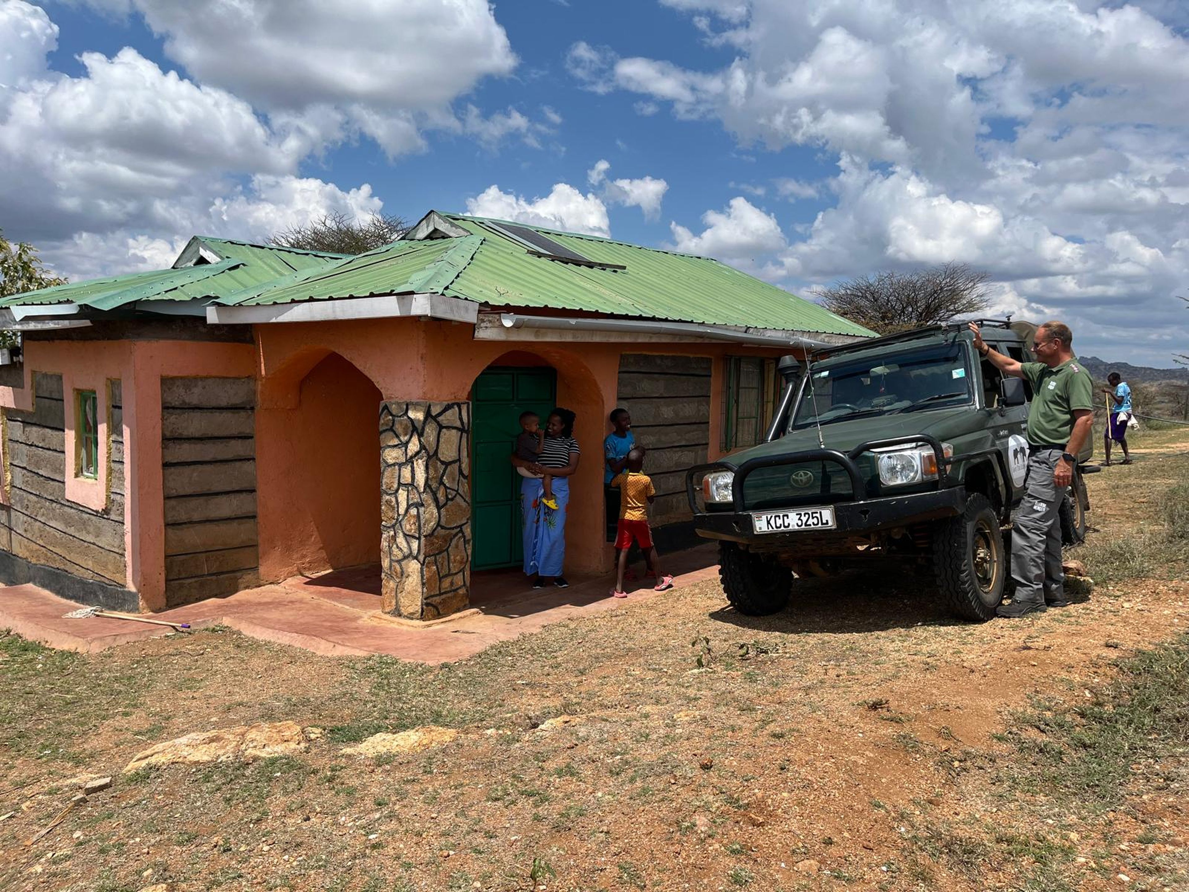 Klaas-Jan bij een huis in Kenia.