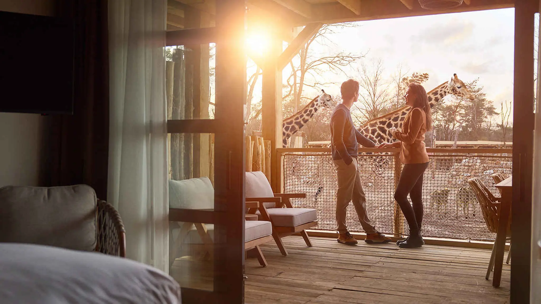 Stel op het terras van een Savanne Room bij Safari Hotel Beekse Bergen