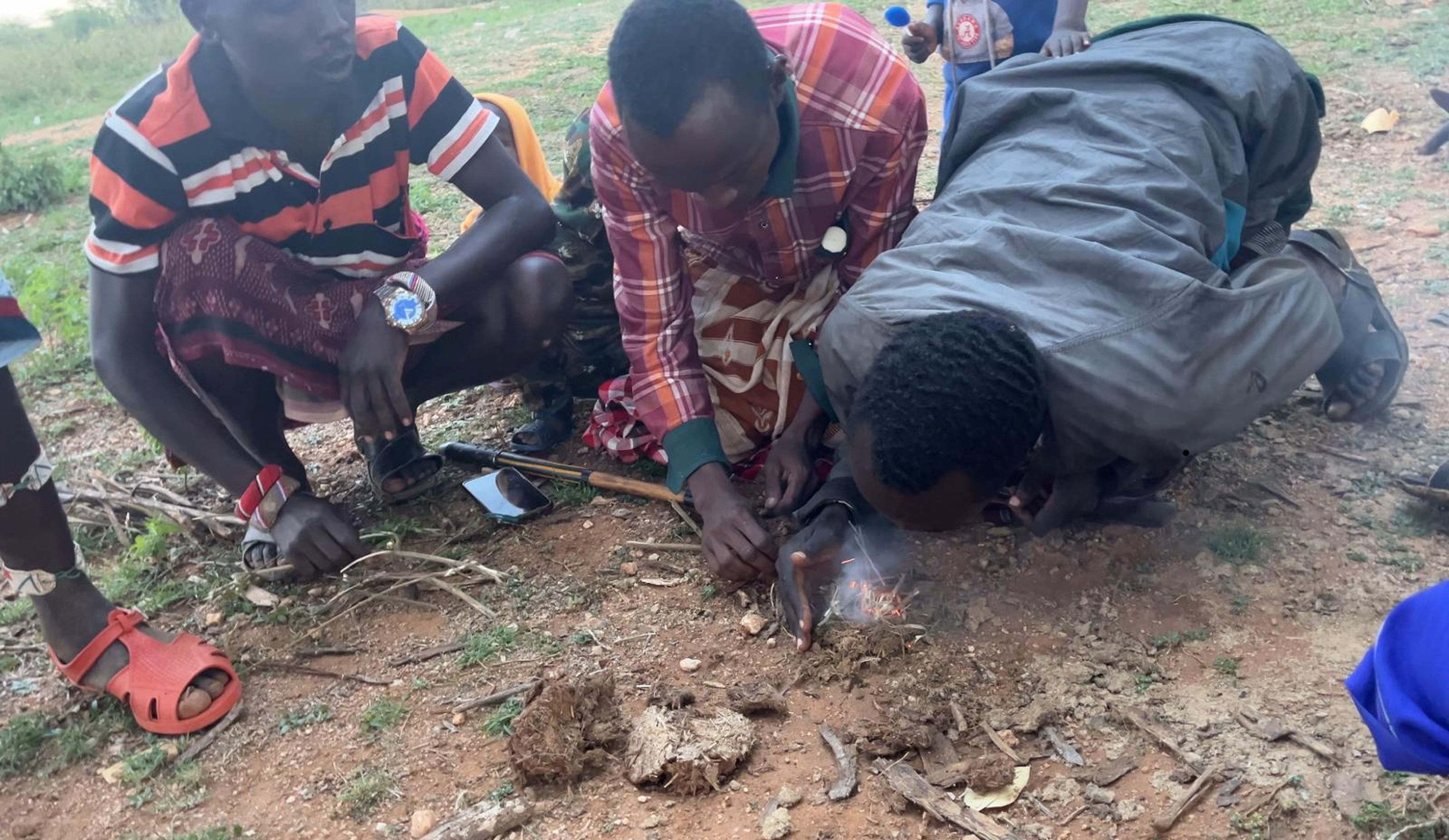 Mannen maken vuur van hout en olifantenpoep in Kenia.