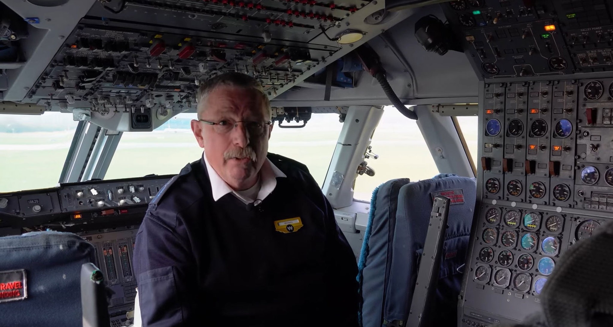 Vrijwilliger Willem in de cockpit bij Luchtvaartmuseum Aviodrome
