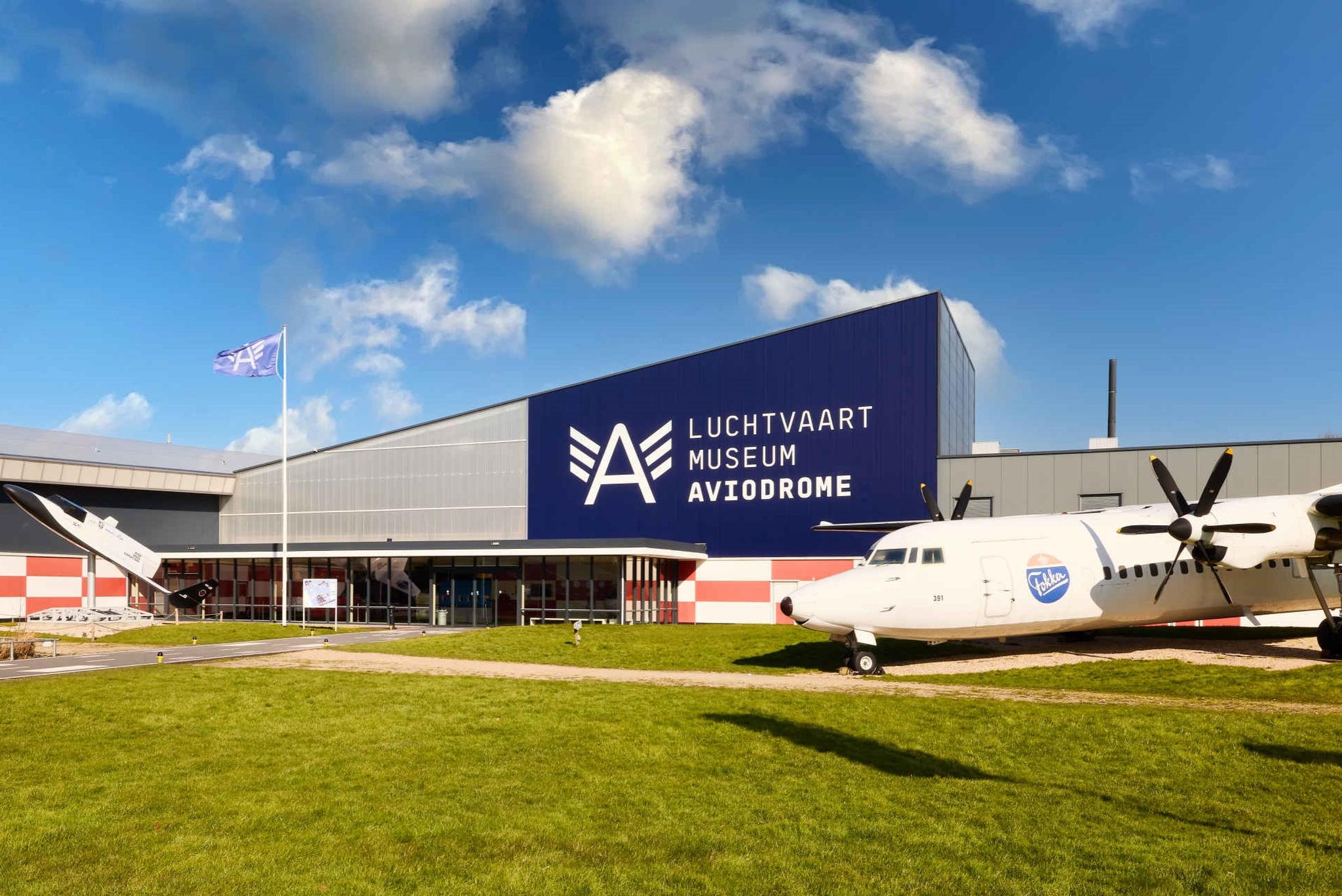 Een vooraanzicht van de entree van Luchtvaartmuseum Aviodrome