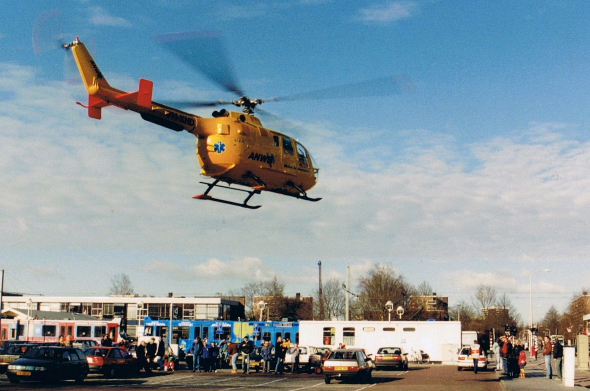 Een ANWB Medical Air Assistance traumahelikopter in actie in Amstelveen. Nu te zien tijdens de tentoonstelling bij Aviodrome.