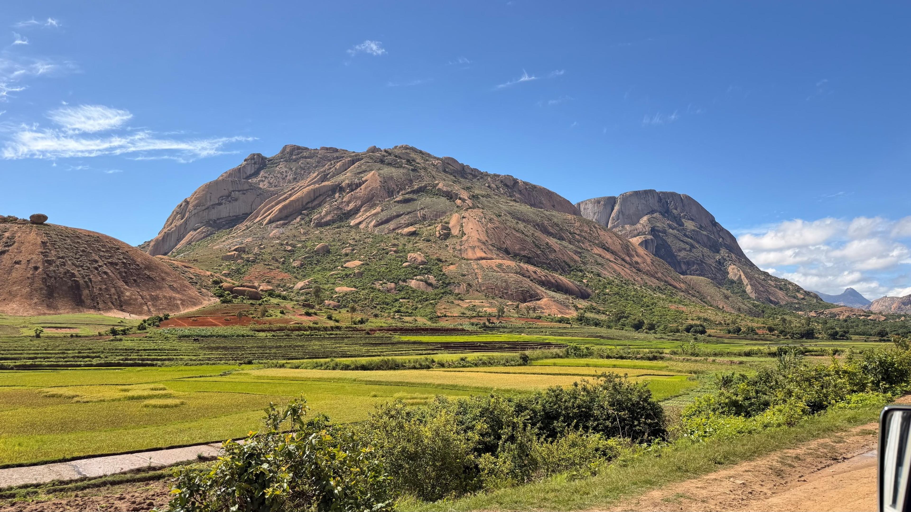 Een foto van een berg in een landschap in Madagaskar, hier draagt de Nederlandse Vereniging van Dierentuinen bij aan een natuurherstelproject, waaronder ZooParc Overloon.