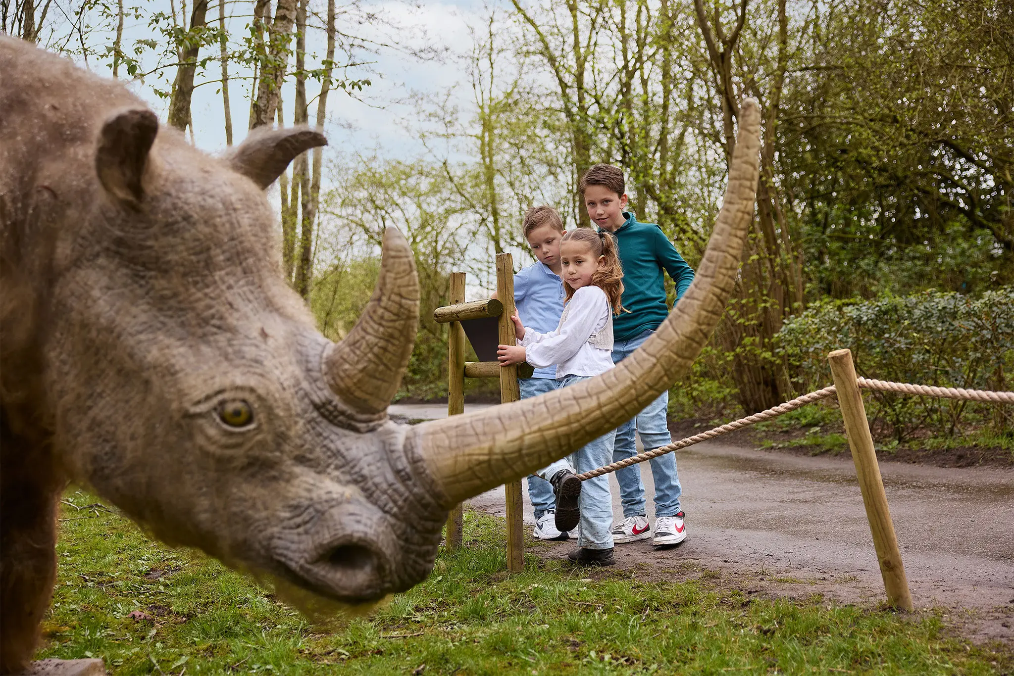Kinderen bij de neushoorn uit de ijstijd in ZooParc Overloon