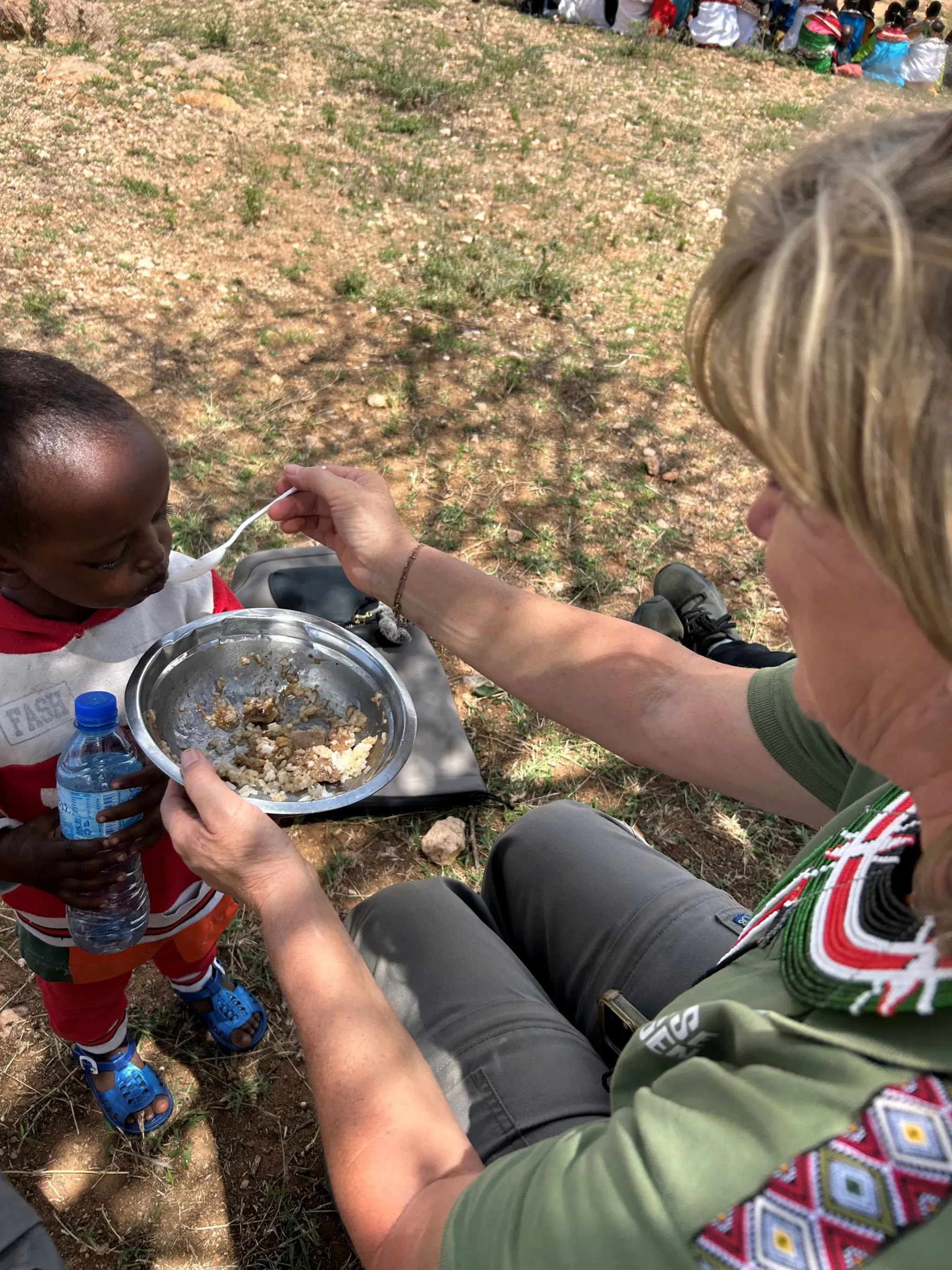 Yvonne deelt haar eten met een kindje in Kenia.