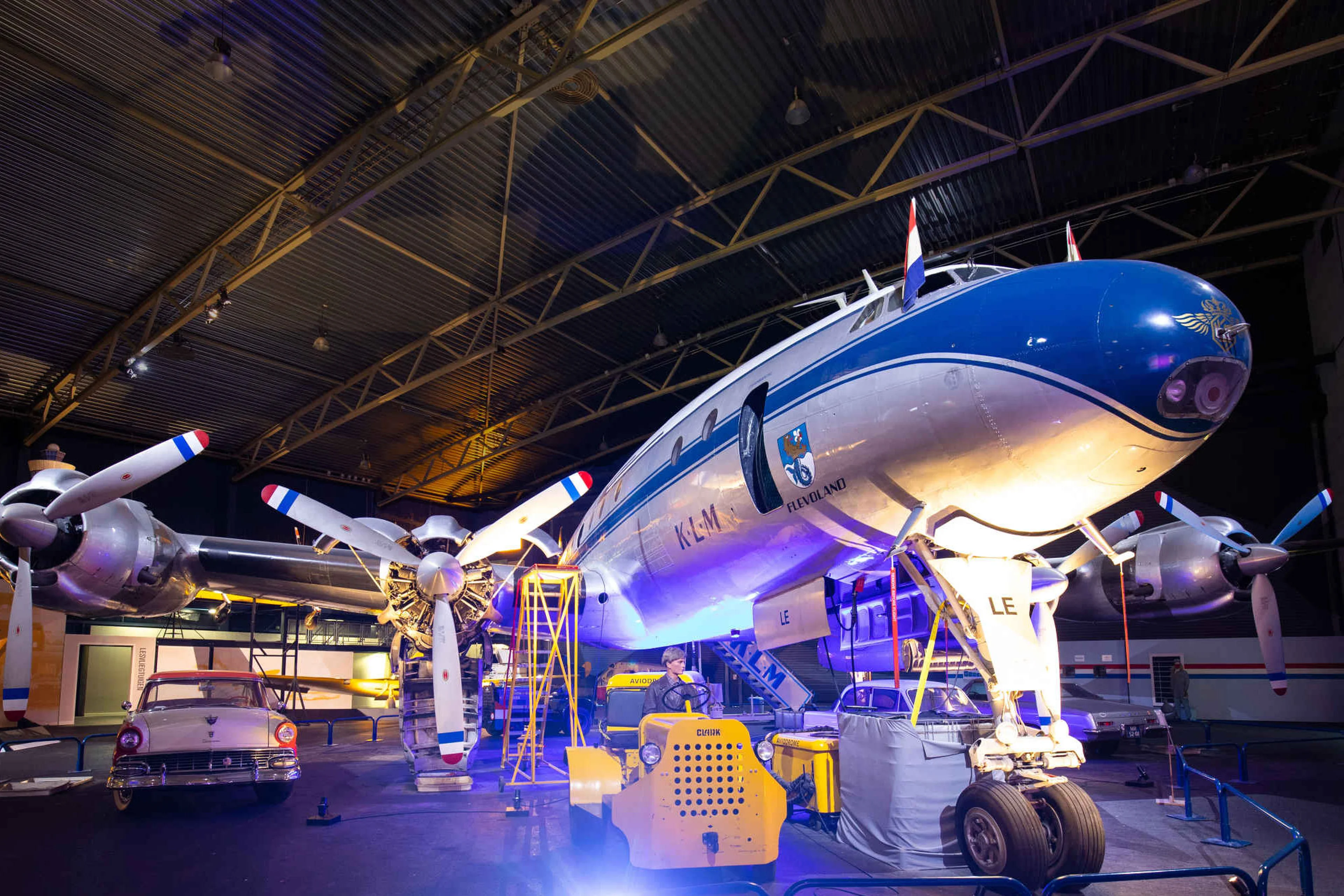 Een Lockheed Constellation 749 in de 100 jaar burgerluchtvaart expositie in Luchtvaartmuseum Aviodrome