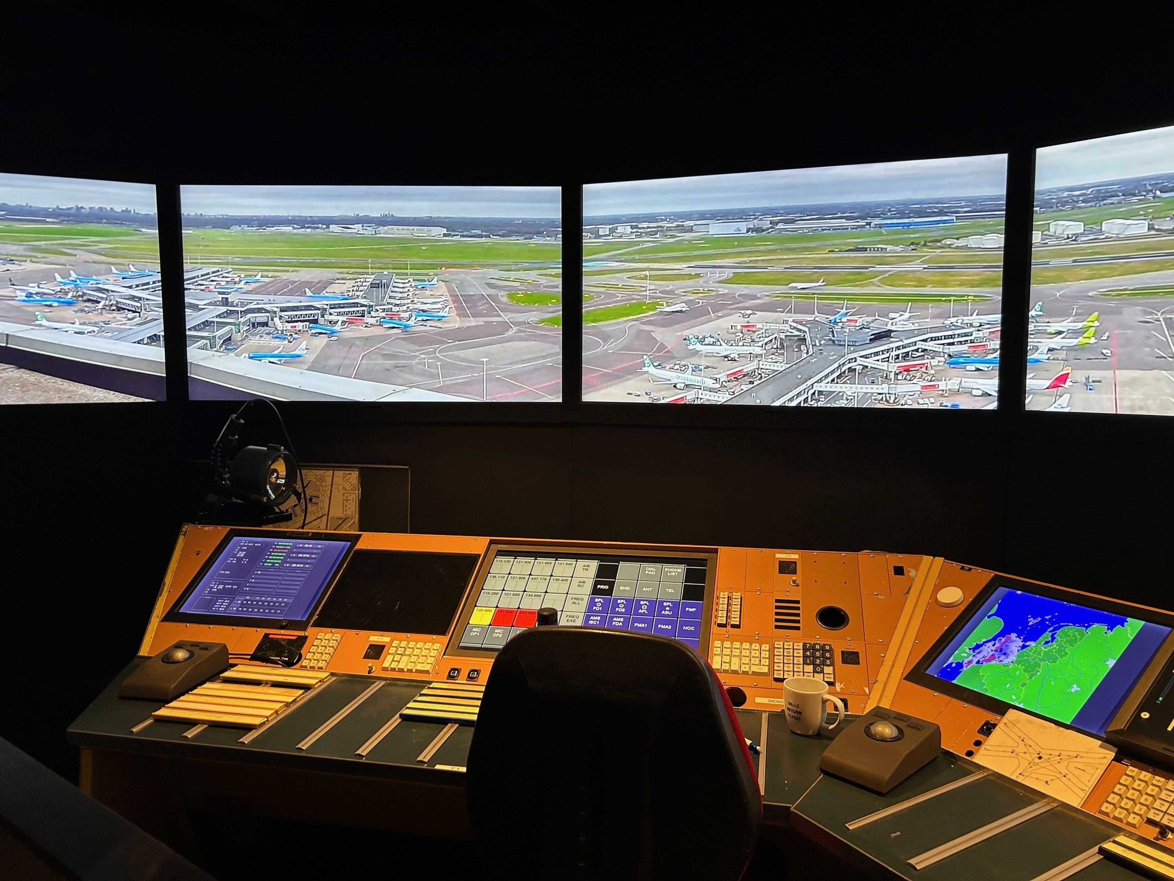 De luchtverkeerstoren replica van de luchtverkeersleiding expositie bij Luchtvaartmuseum Aviodrome