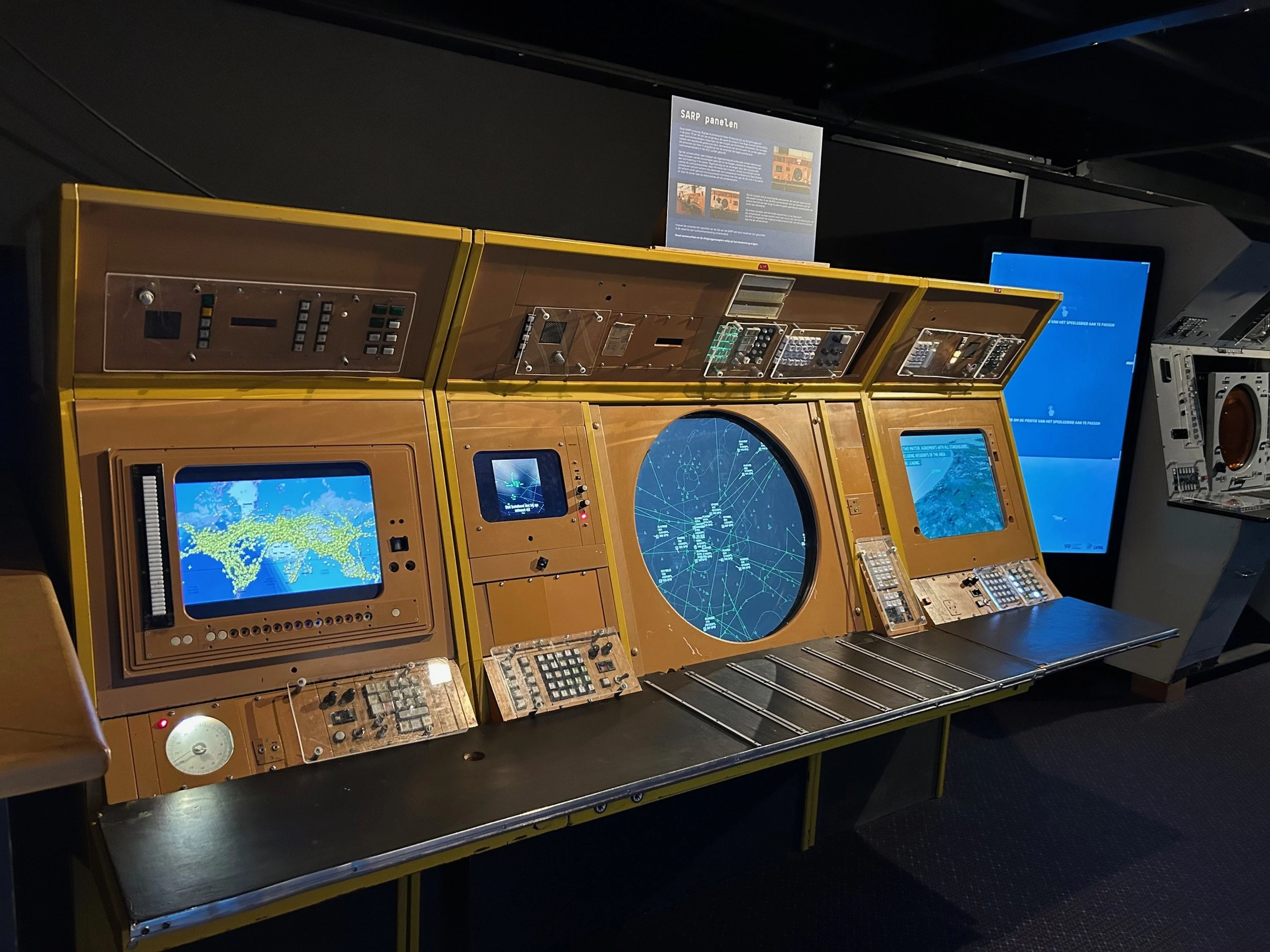 Een aantal SARP panelen in de luchtverkeersleiding expositie in Luchtvaartmuseum Aviodrome