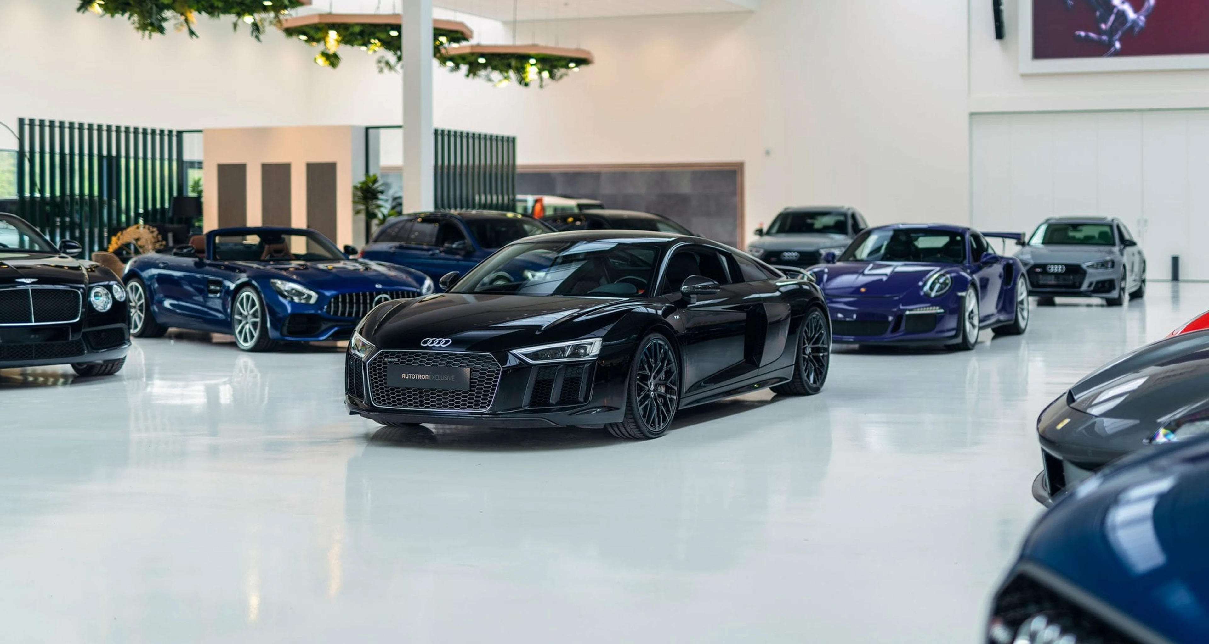 Exclusieve auto's in de showroom van Autotron Exclusive.