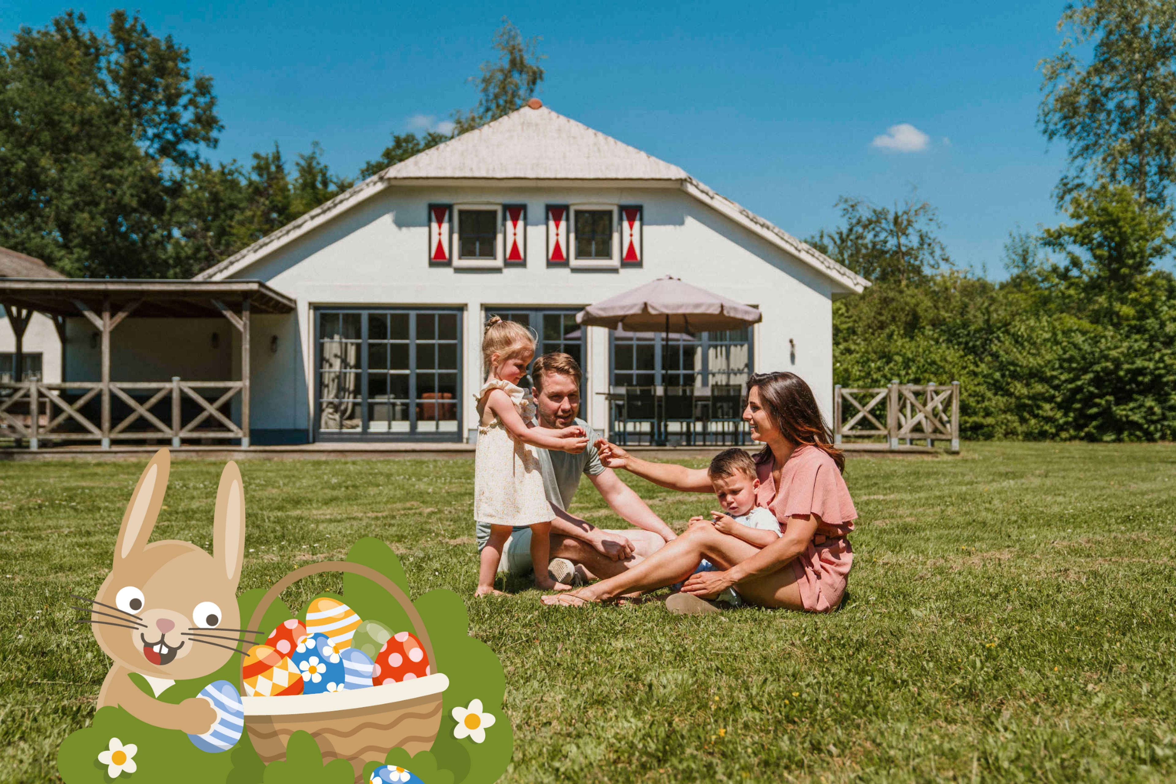 Een gezin zit voor Villa Alpaca bij Vakantiepark Dierenbos.