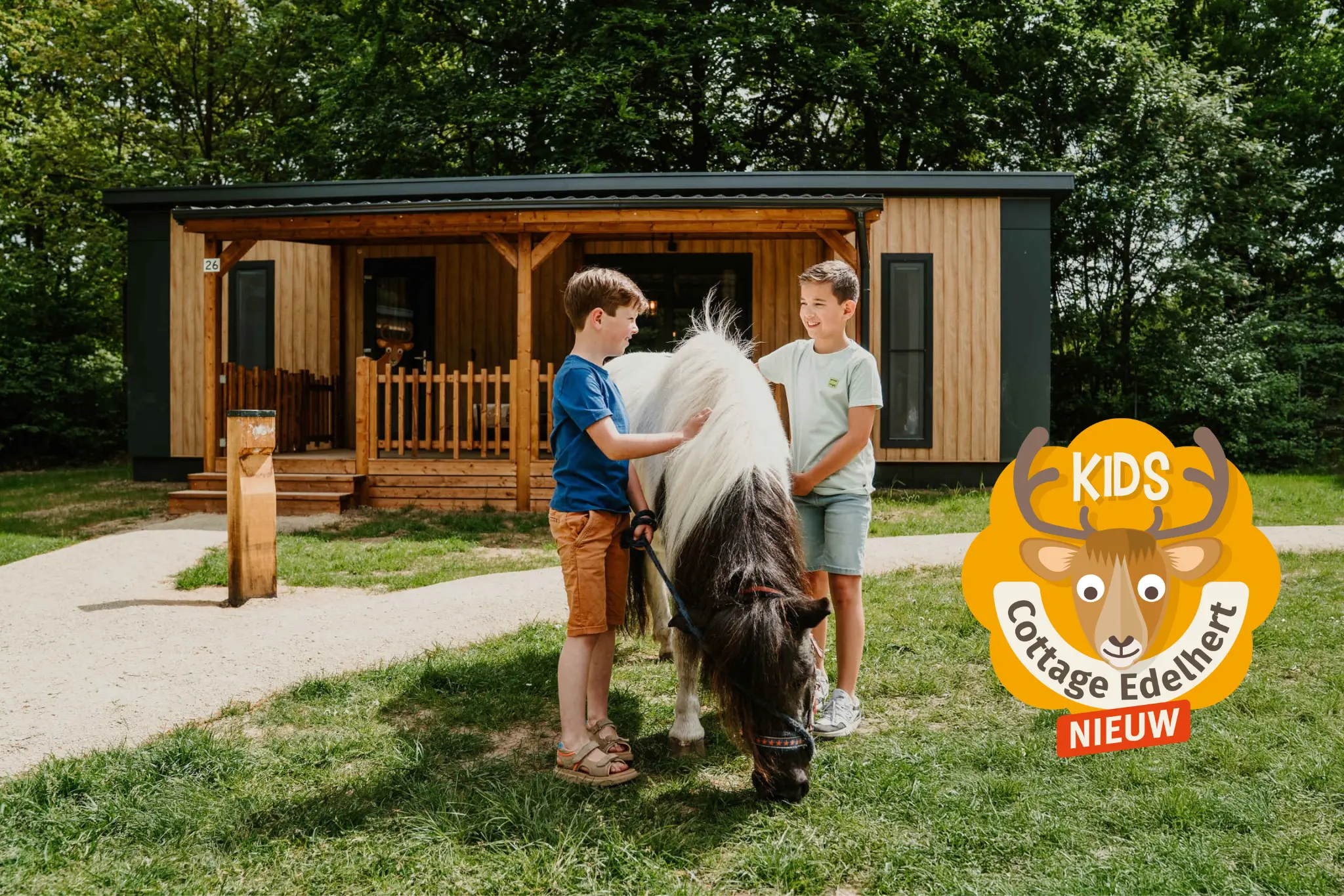 Twee kinderen met een pony voor de Kidscottage Edelhert op Vakantiepark Dierenbos.