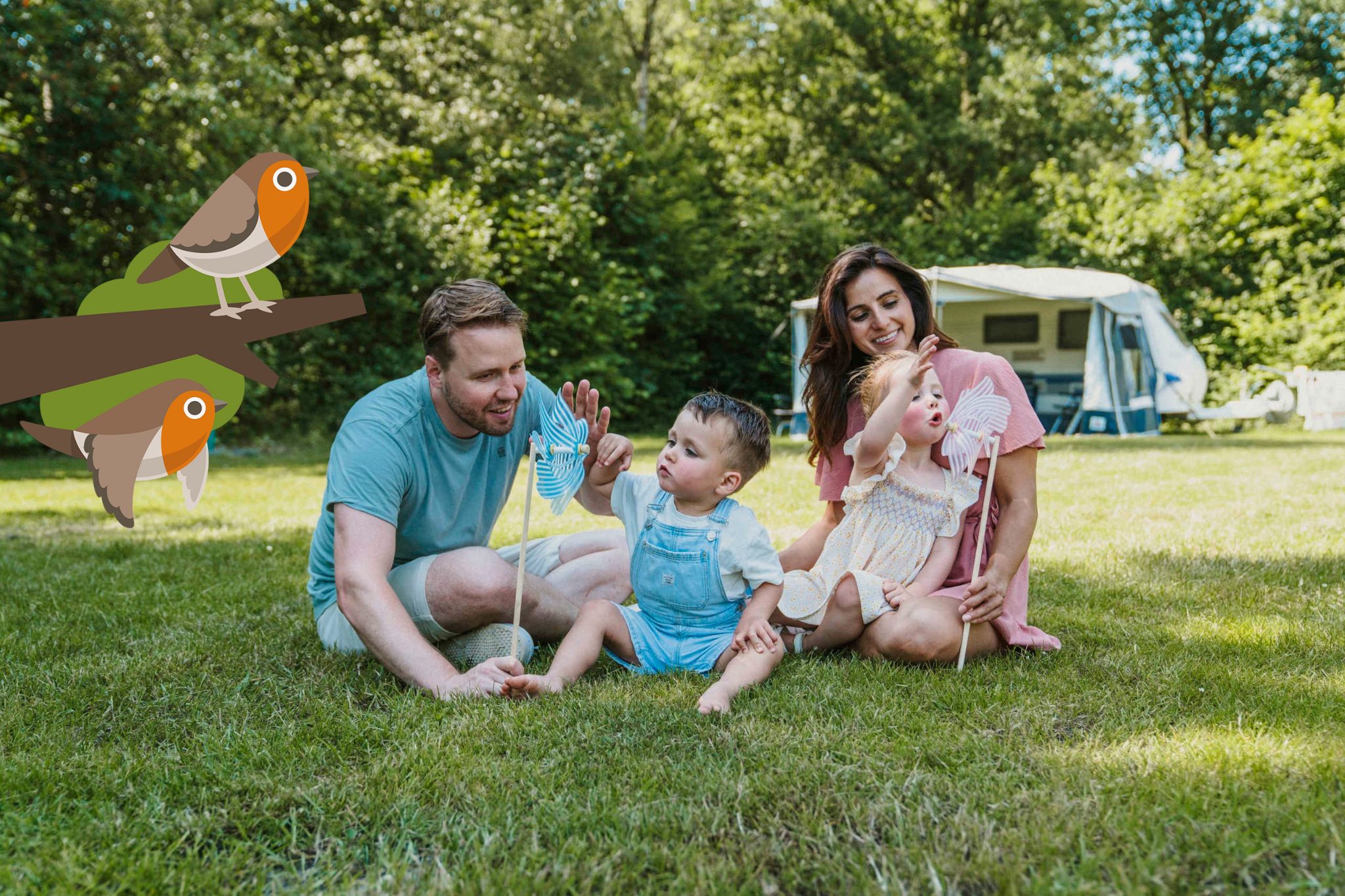 Een gezin speelt op de camping bij Vakantiepark Dierenbos.