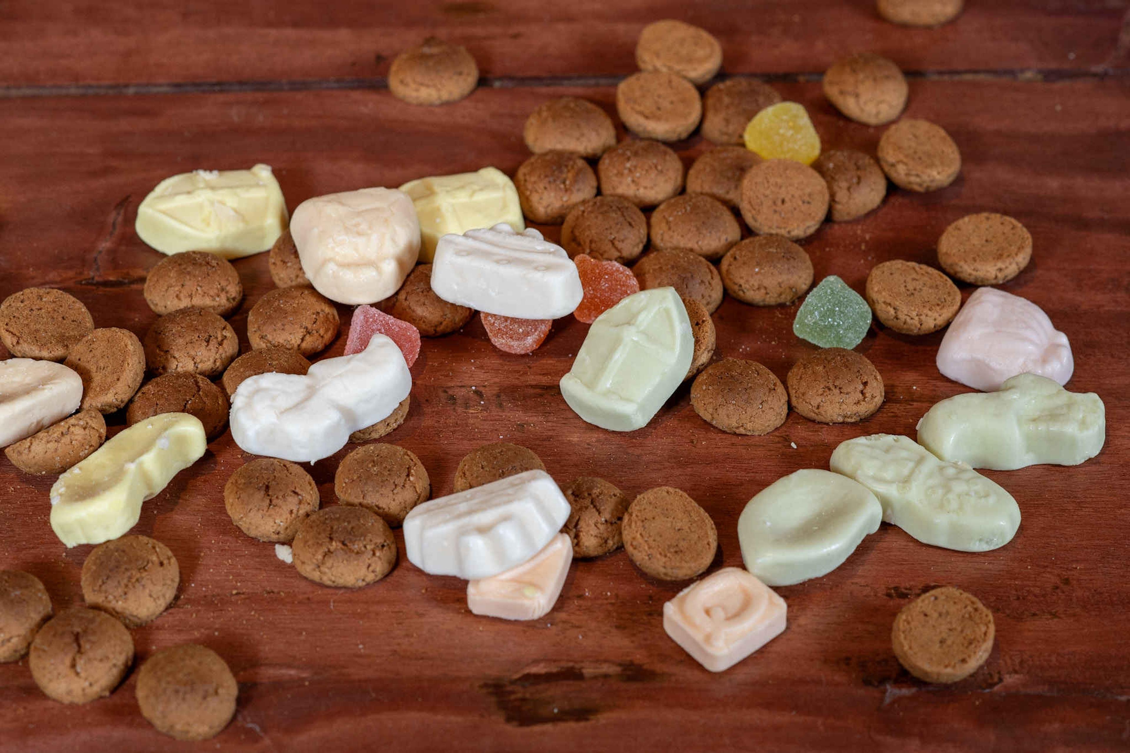 Strooigoed van Sinterklaas op tafel bij Beekse Bergen