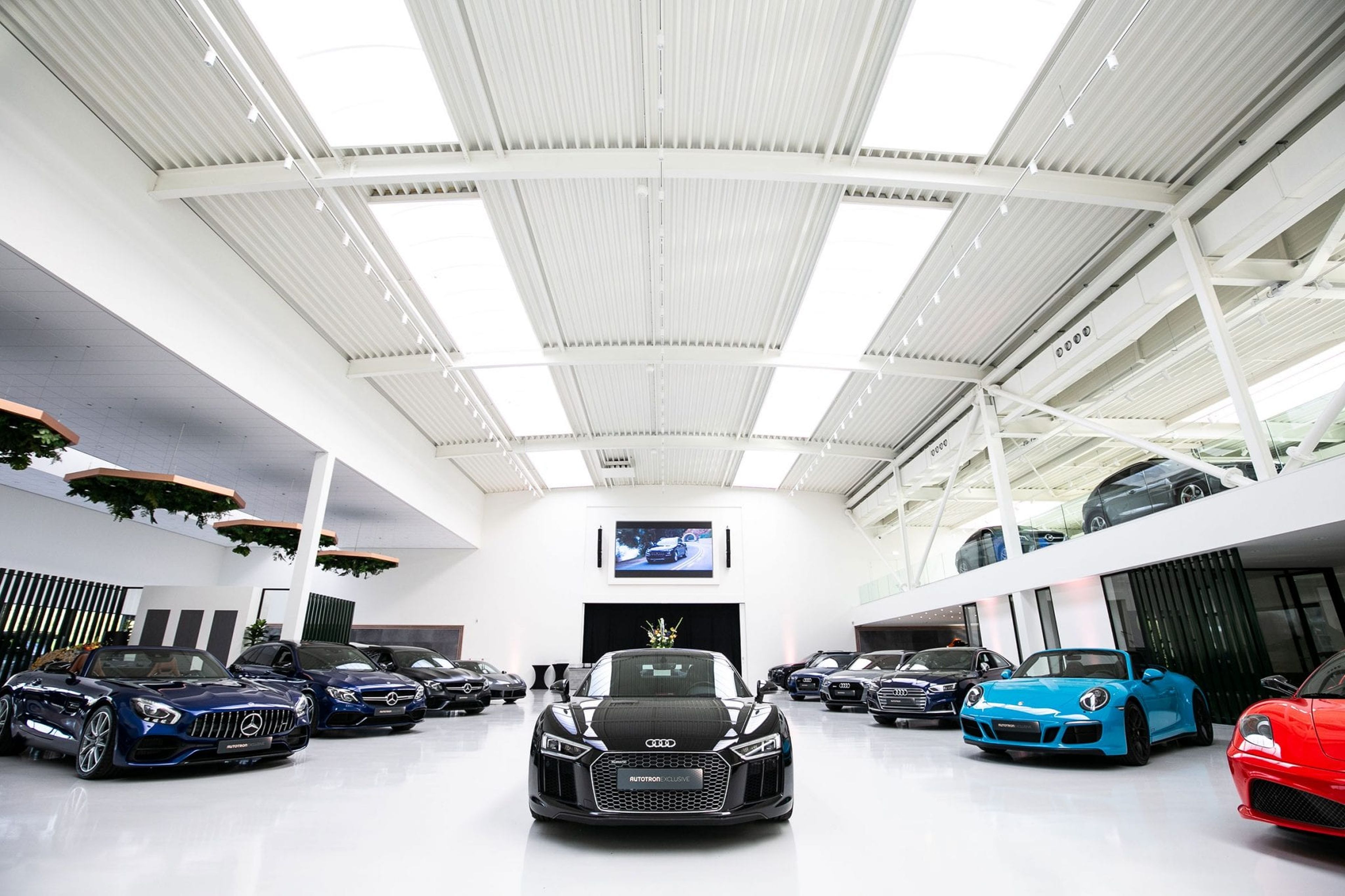 Binnen in de showroom van Autotron Exclusive