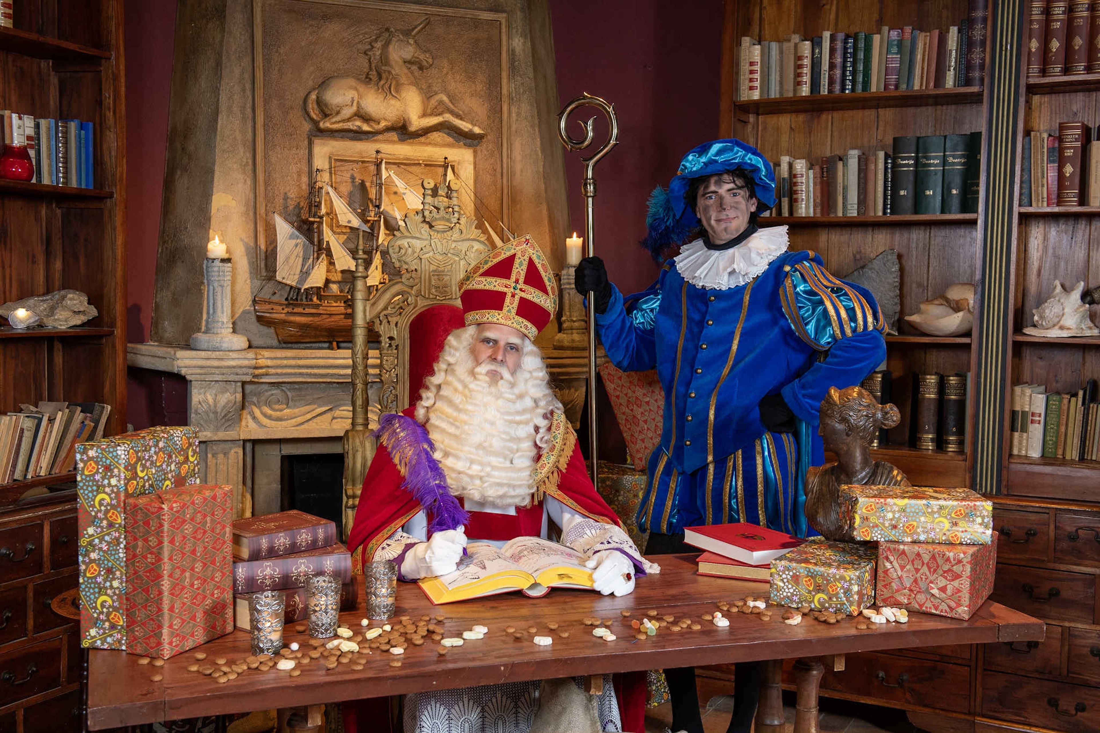 Sinterklaas en piet met cadeautjes bij Beekse Bergen