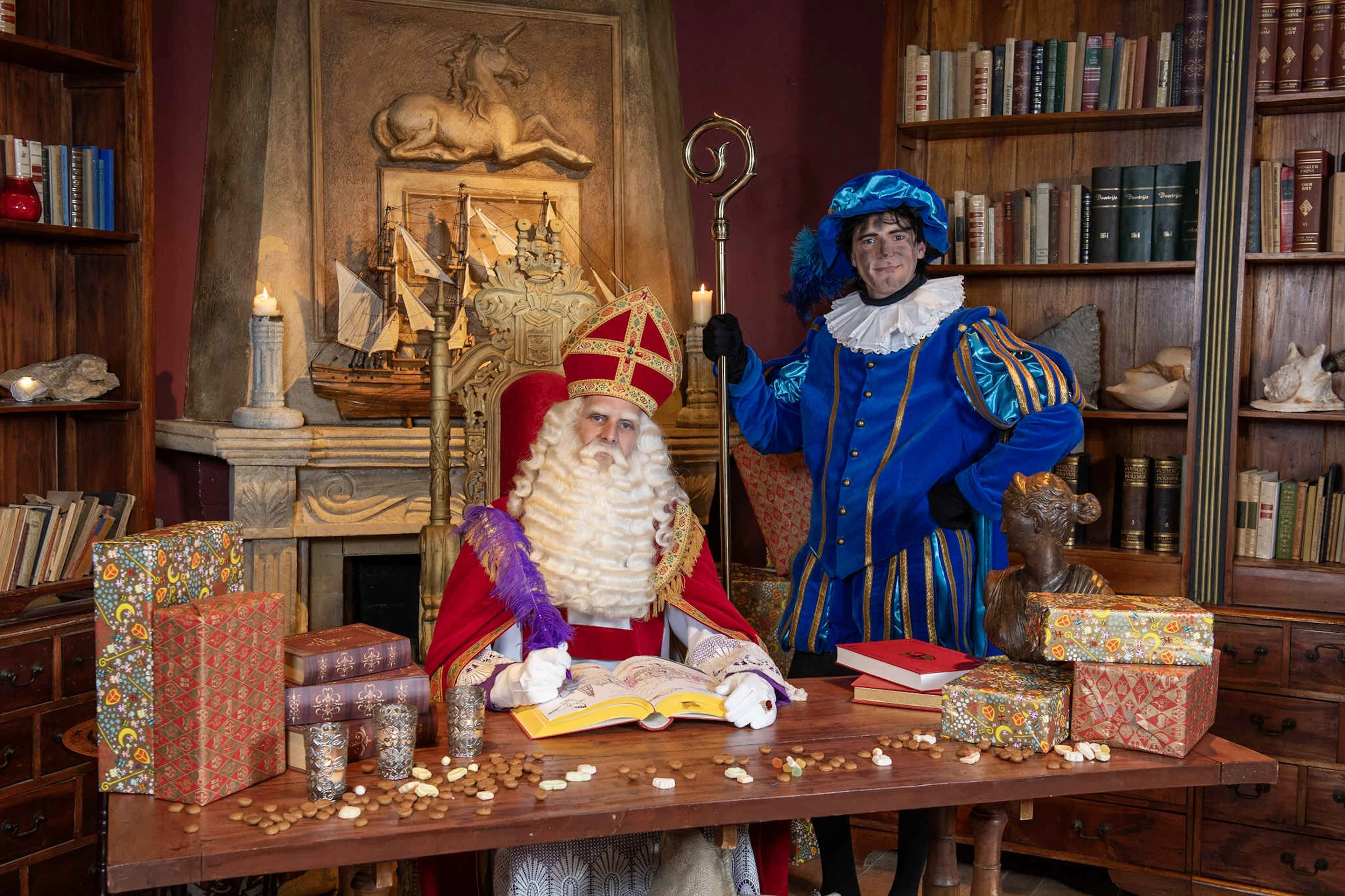 Sinterklaas en piet met cadeautjes bij Beekse Bergen