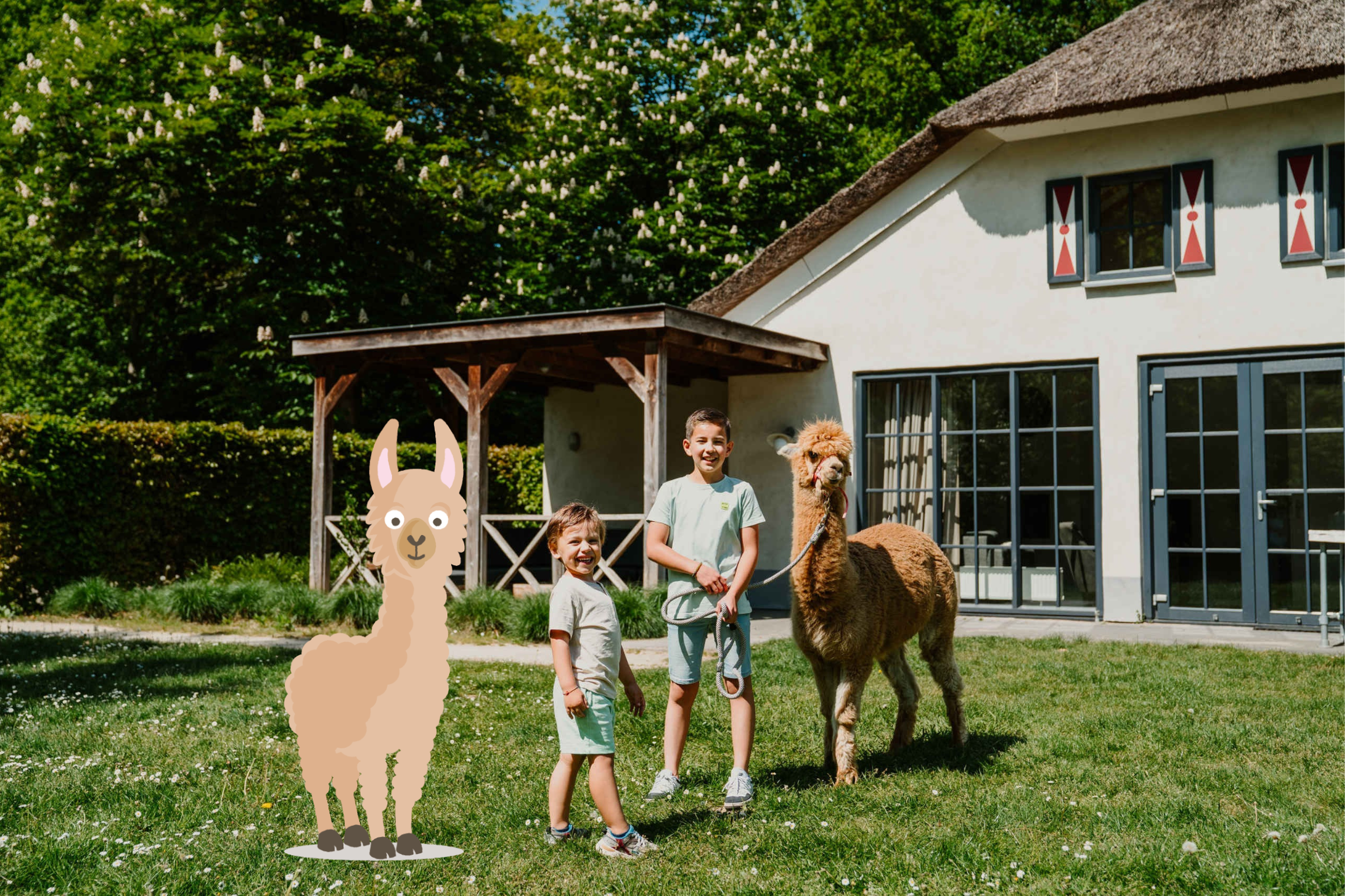 Twee kinderen staan voor Villa Alpaca met een alpaca bij Vakantiepark Dierenbos.