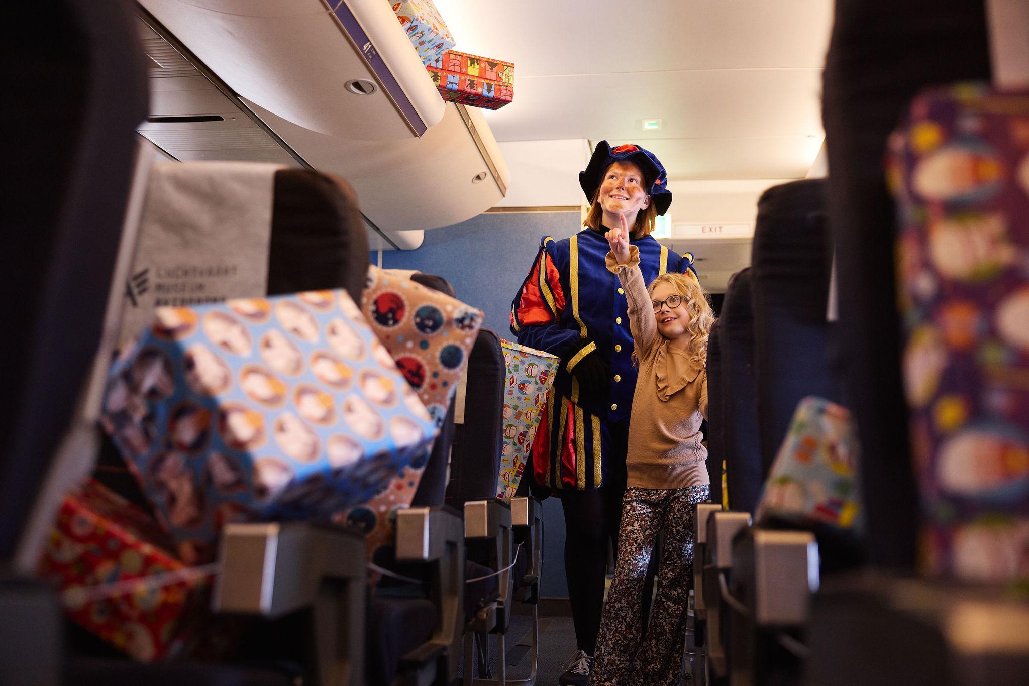 SintAIRklaas piet in vliegtuig cadeautjes met meisje Luchtvaaartmuseum Aviodrome