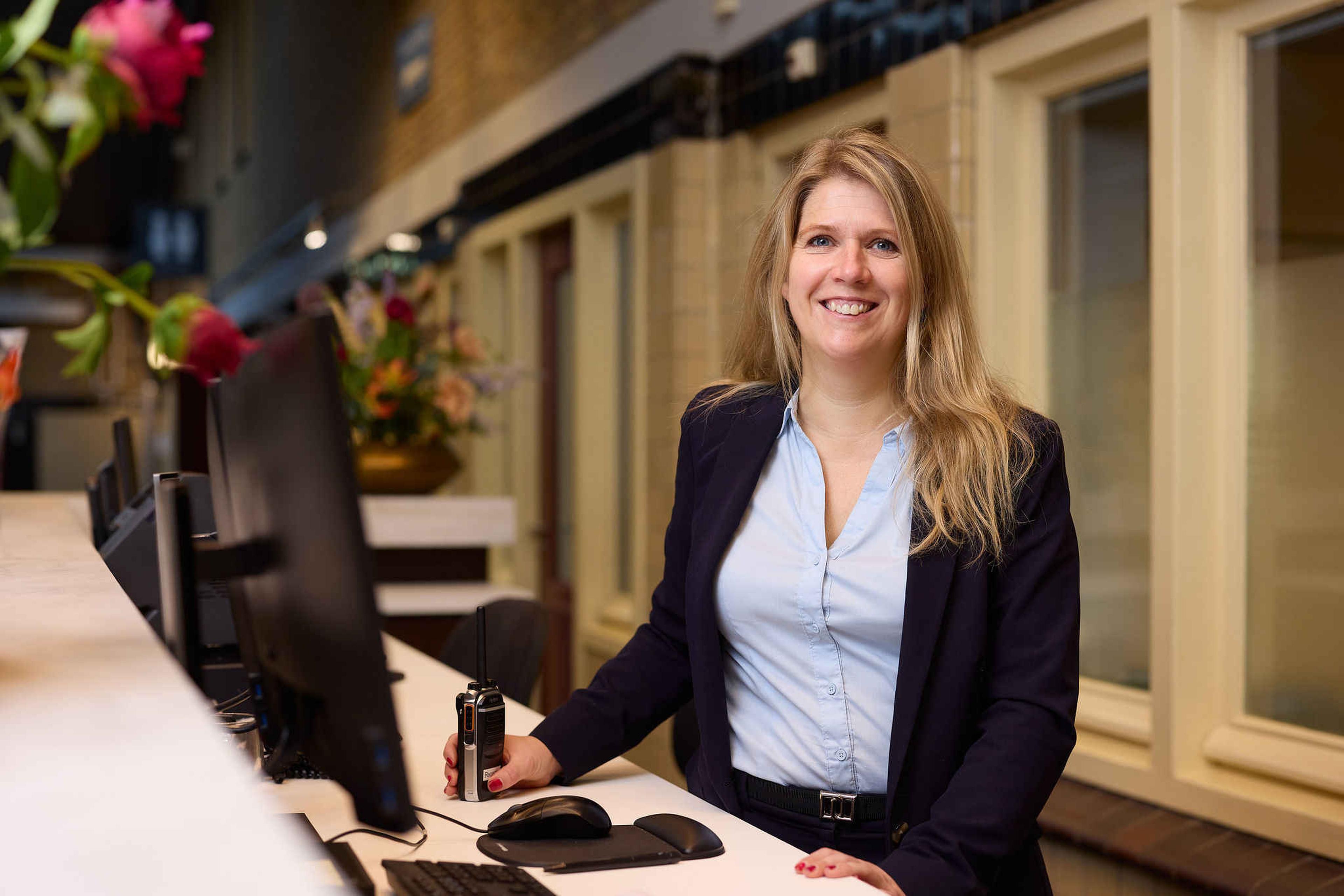 Medewerkster receptie bij 1931 Congrescentrum 's Hertogenbosch