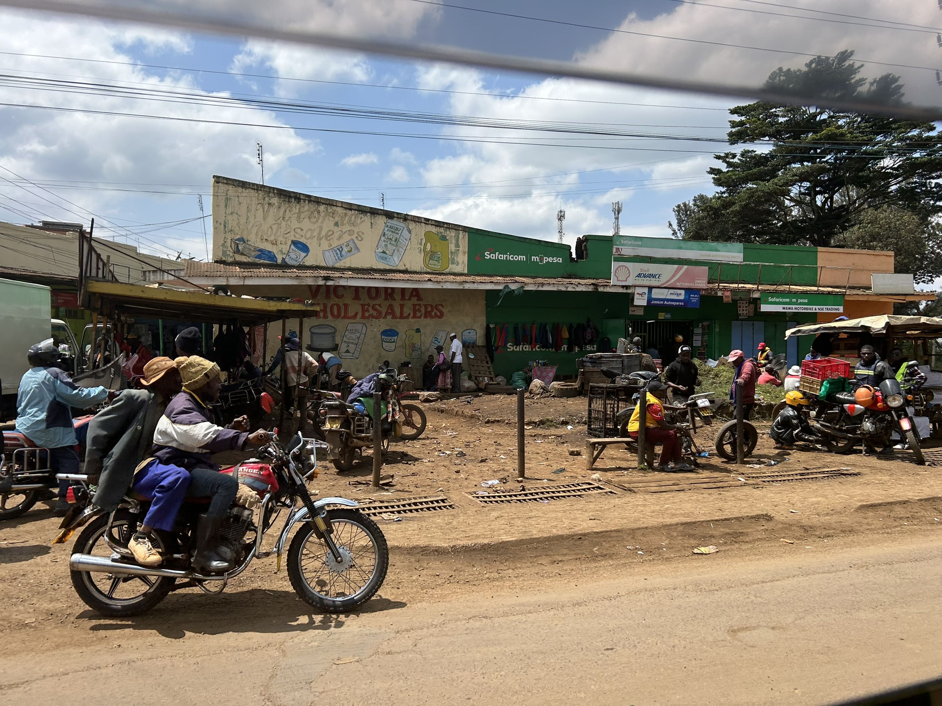 Het uitzicht vanuit de auto in Kenia.