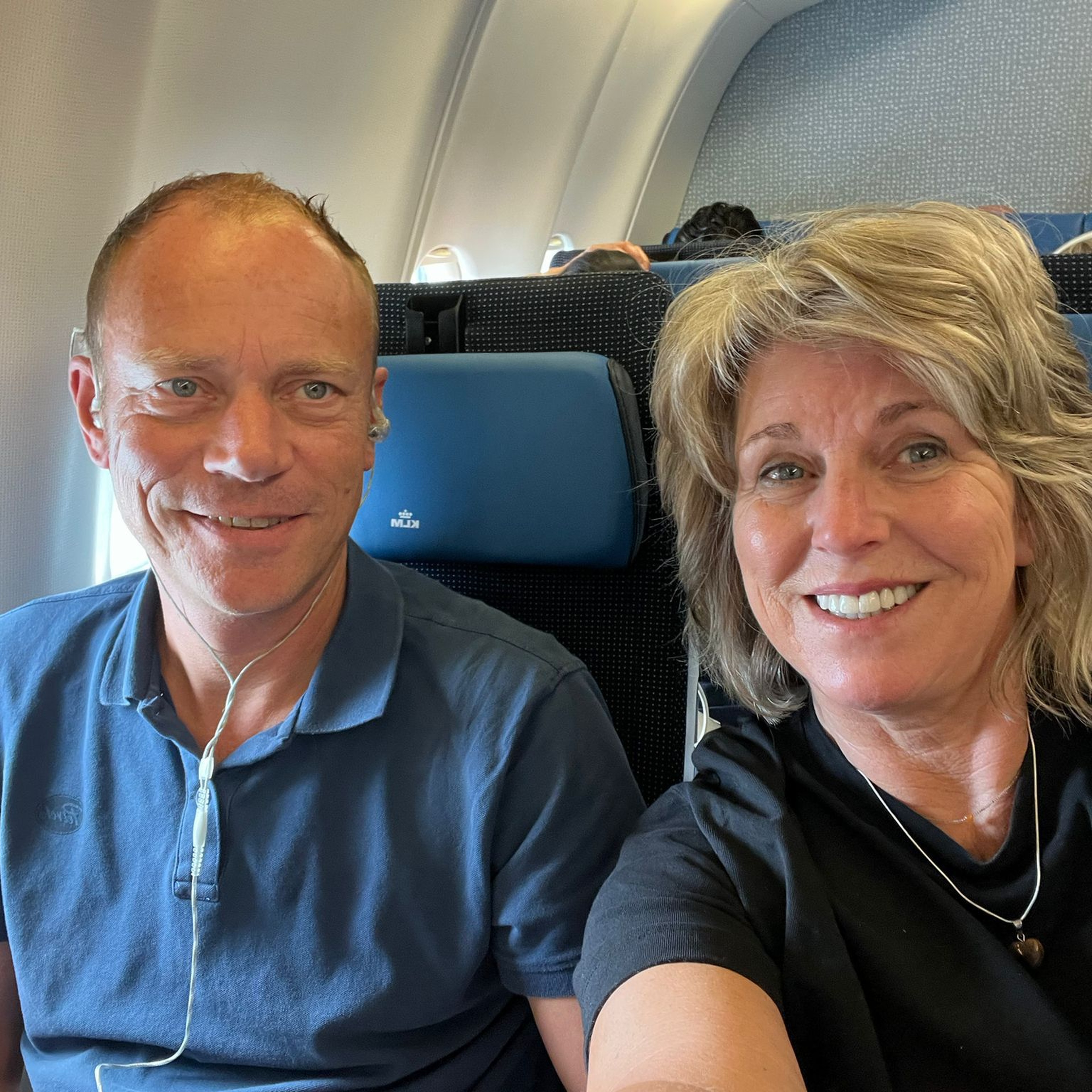 Klaas-Jan en Yvonne zitten in het vliegtuig op weg naar Nairobi in Kenia.
