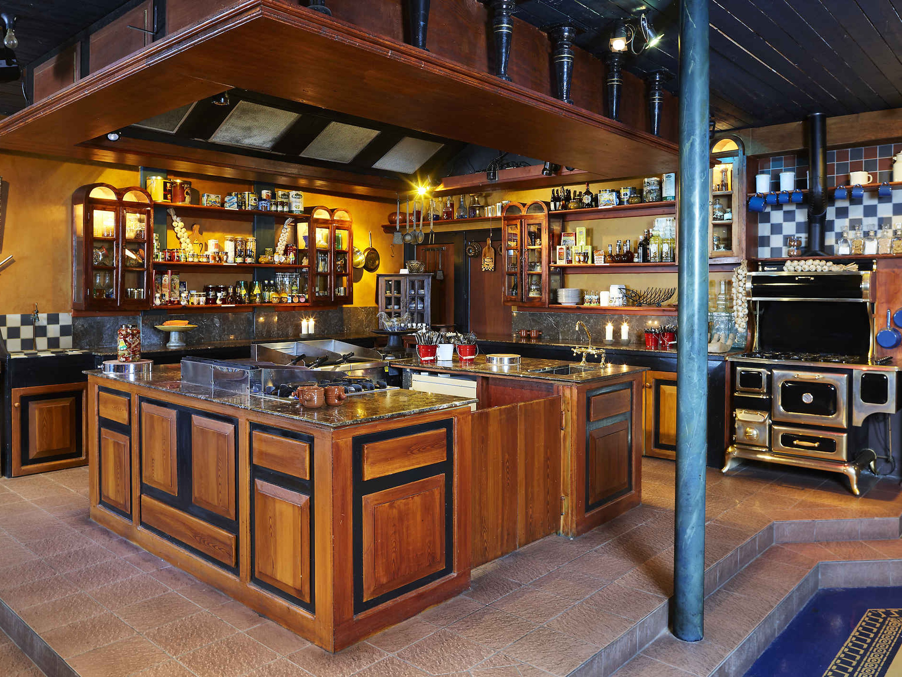 De zaal de colonial club met kookeiland bij het event center van Beekse Bergen