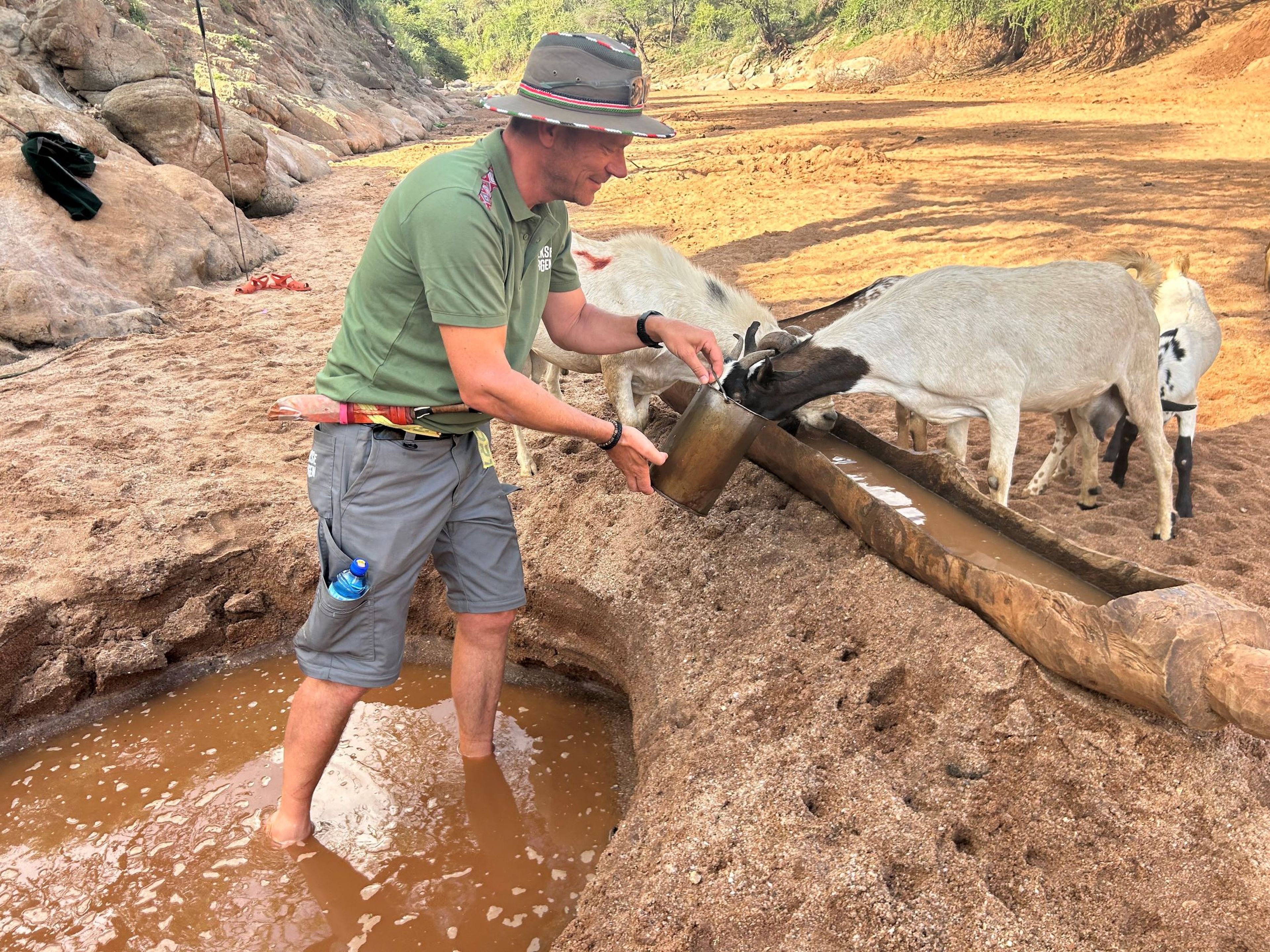 Klaas-Jan geeft geiten water in Kenia.