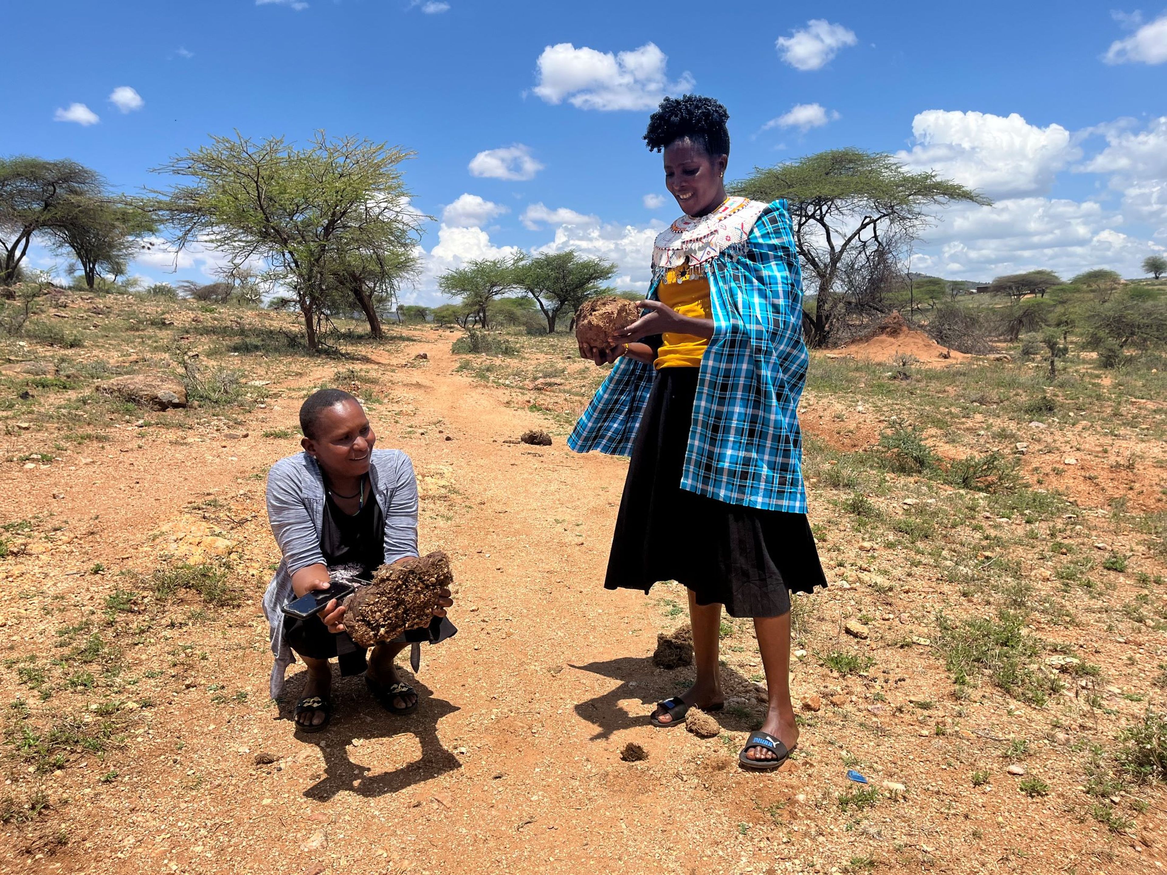 De Mamma Tembo's laten hun werk in de corridor zien aan Klaas-Jan en Yvonne.