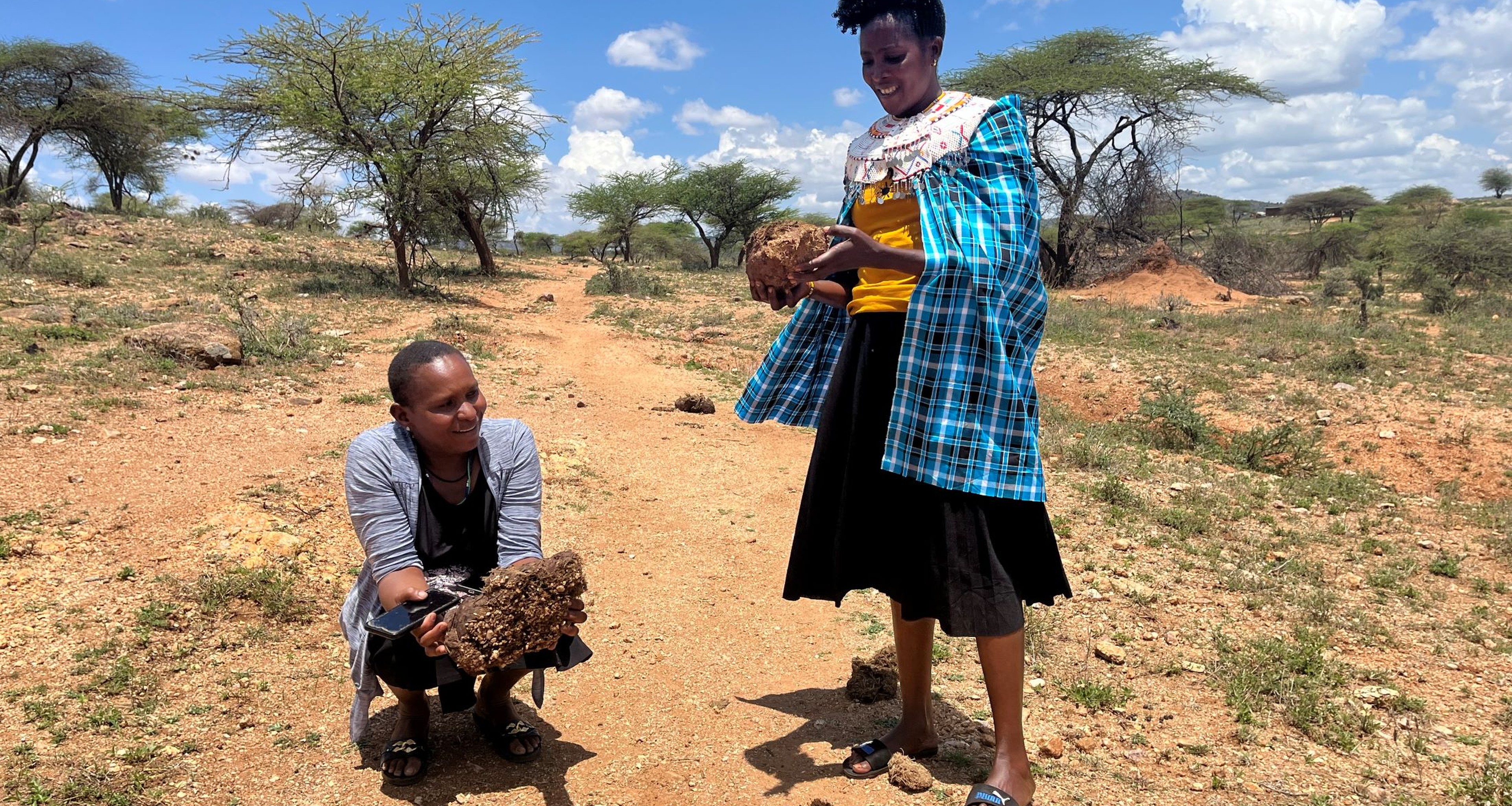 De Mamma Tembo's laten hun werk in de corridor zien aan Klaas-Jan en Yvonne.