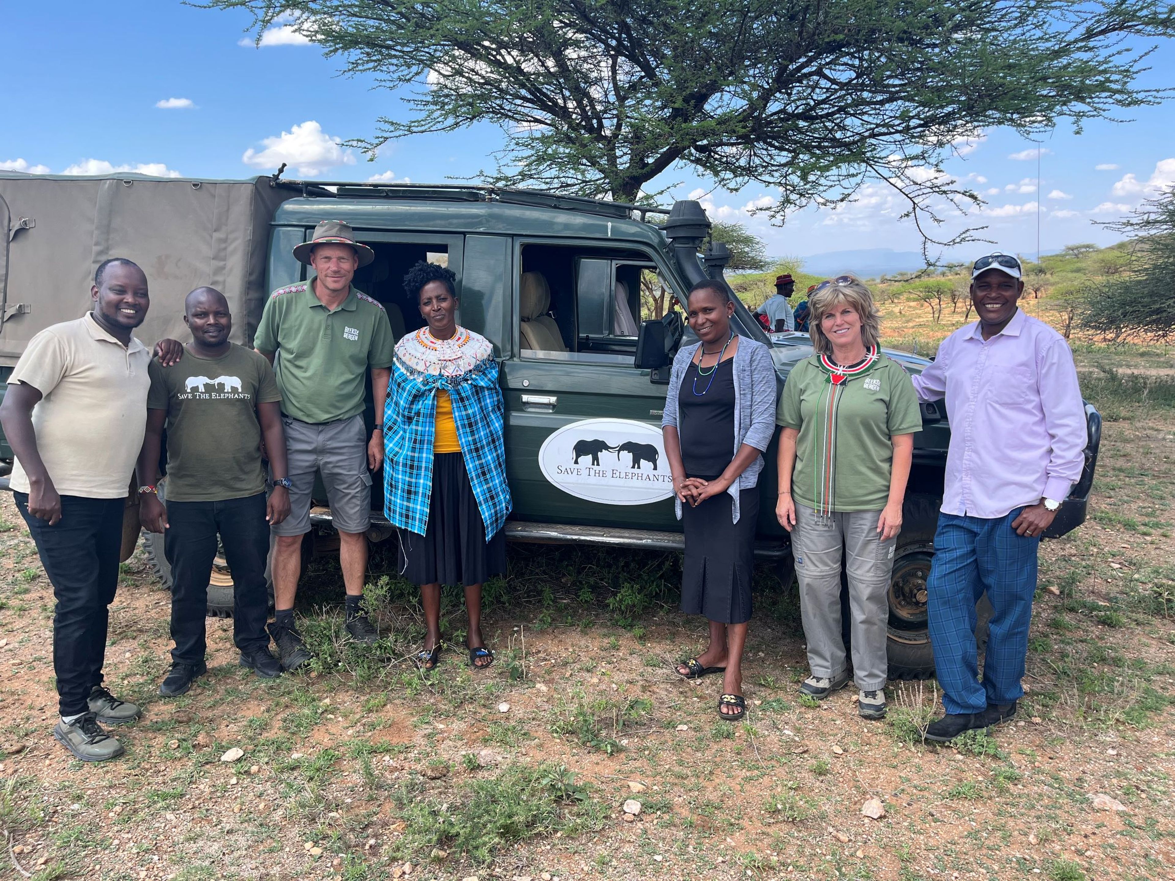 Het team van Save The Elephants en het team van Beekse Bergen op de foto in Kenia.