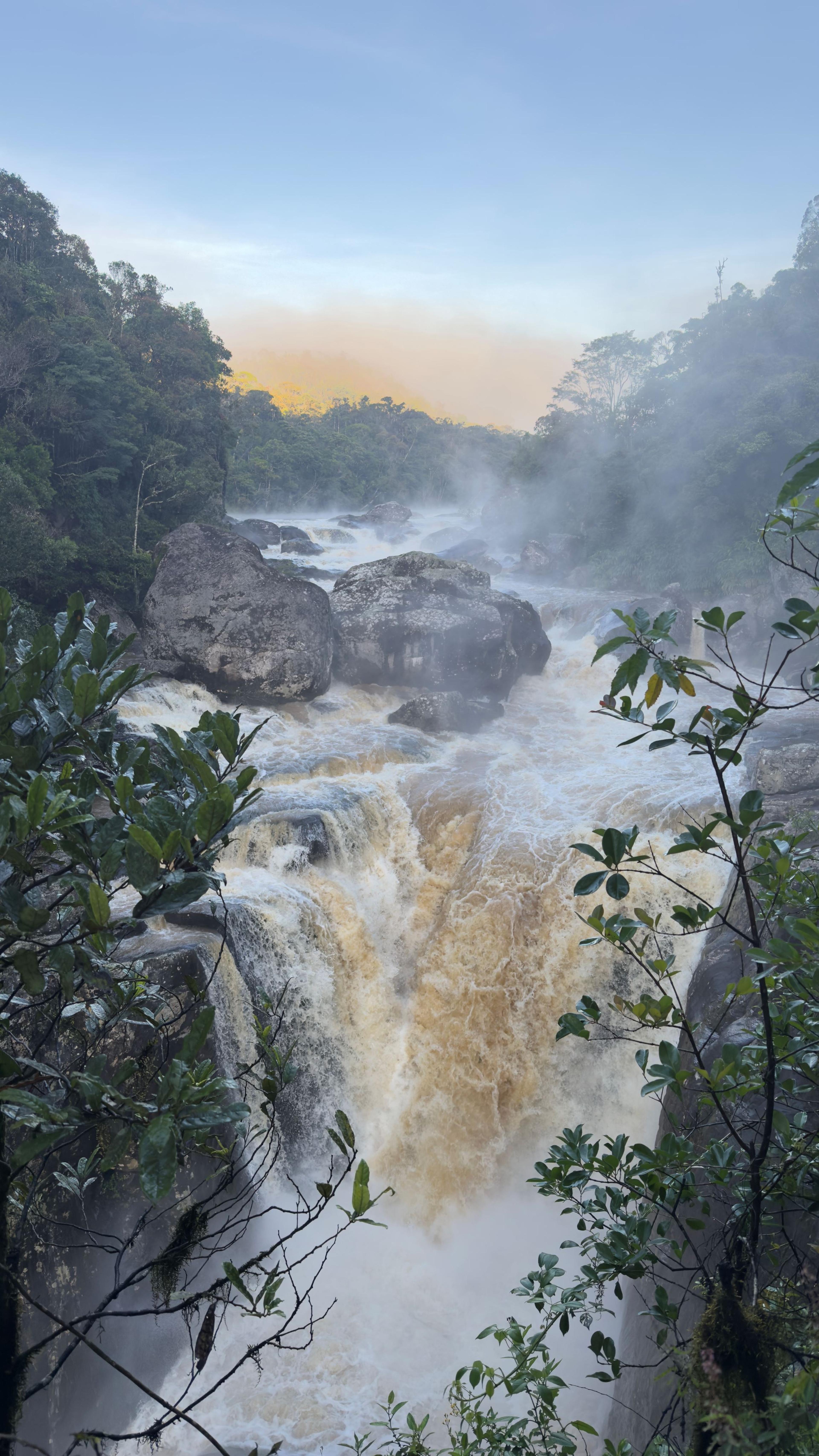 Een foto van een waterval in Madagaskar, hier draagt de Nederlandse Vereniging van Dierentuinen bij aan een natuurherstelproject, waaronder ZooParc Overloon.