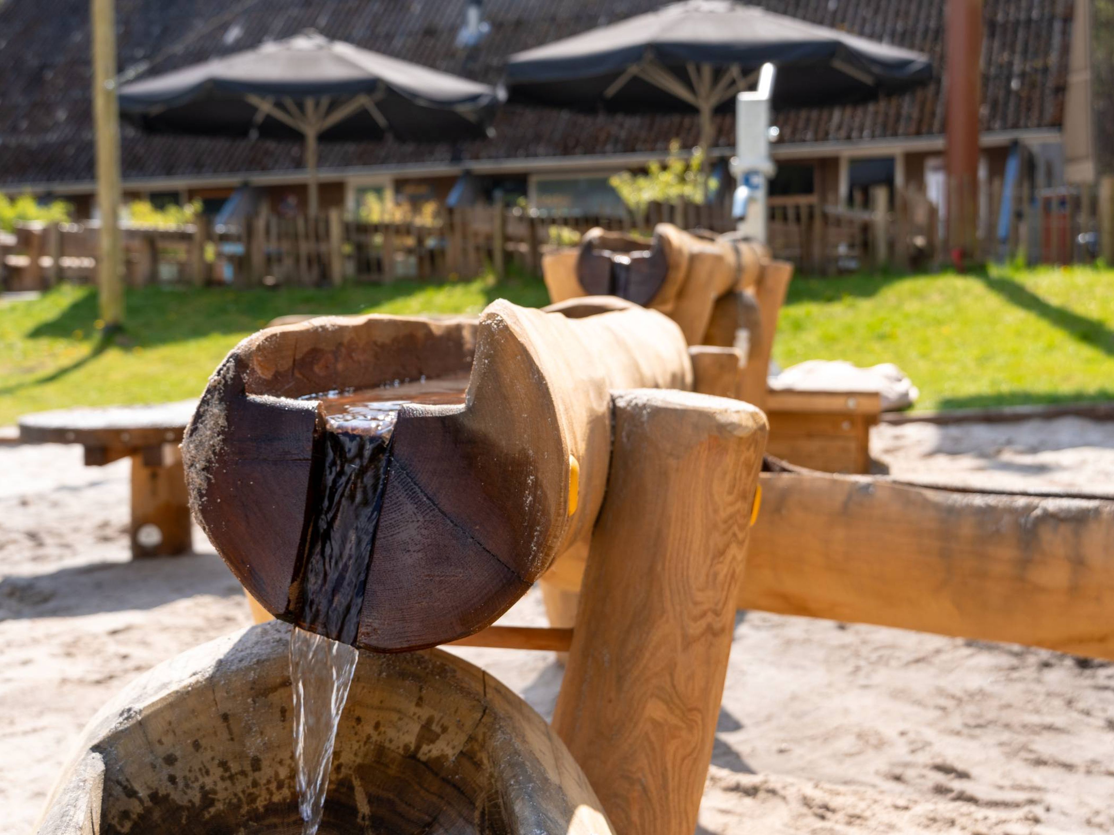 Een watergoot van de waterspeeltuin bij Klimrijk Brabant