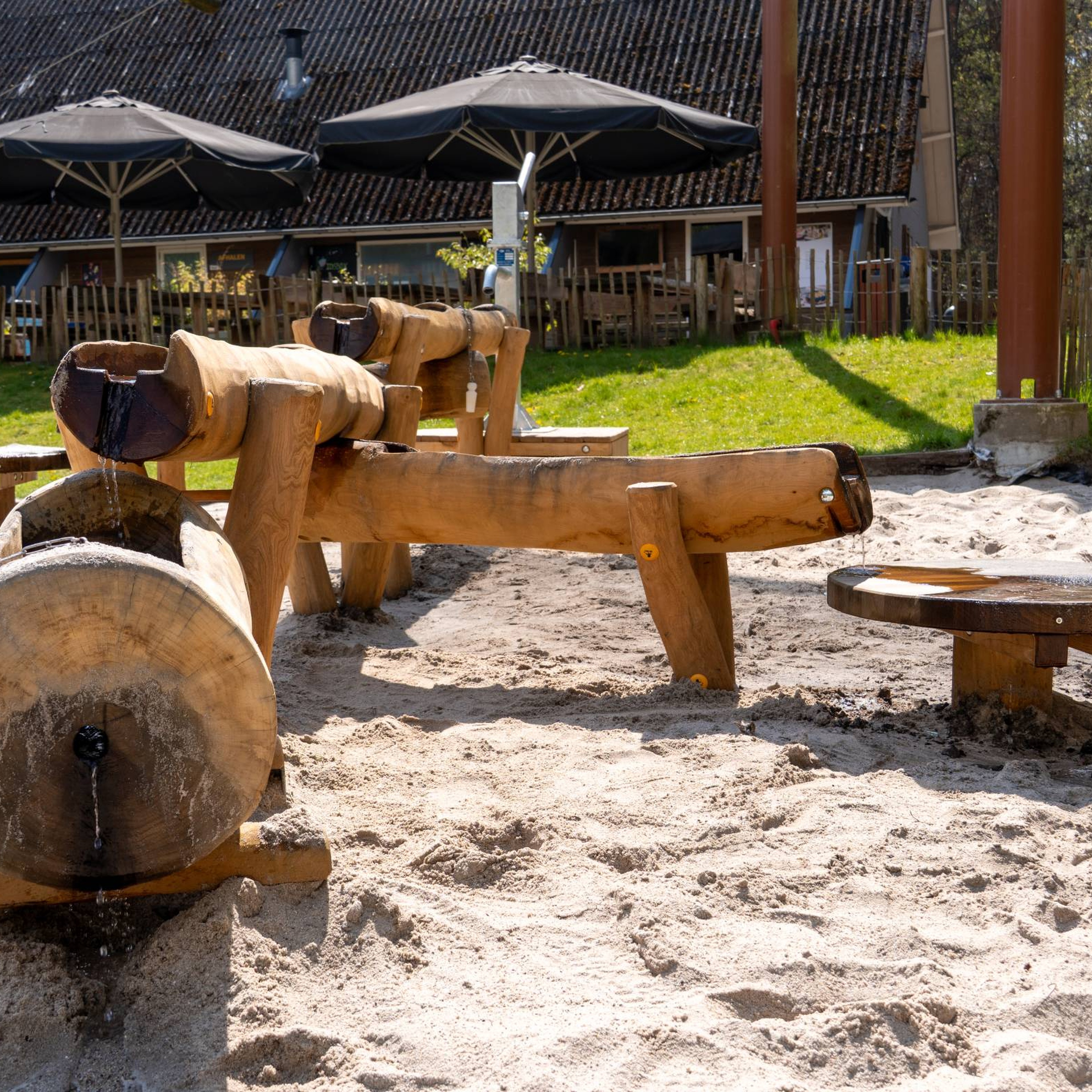 Een overzicht van de waterspeeltuin bij Klimrijk Brabant