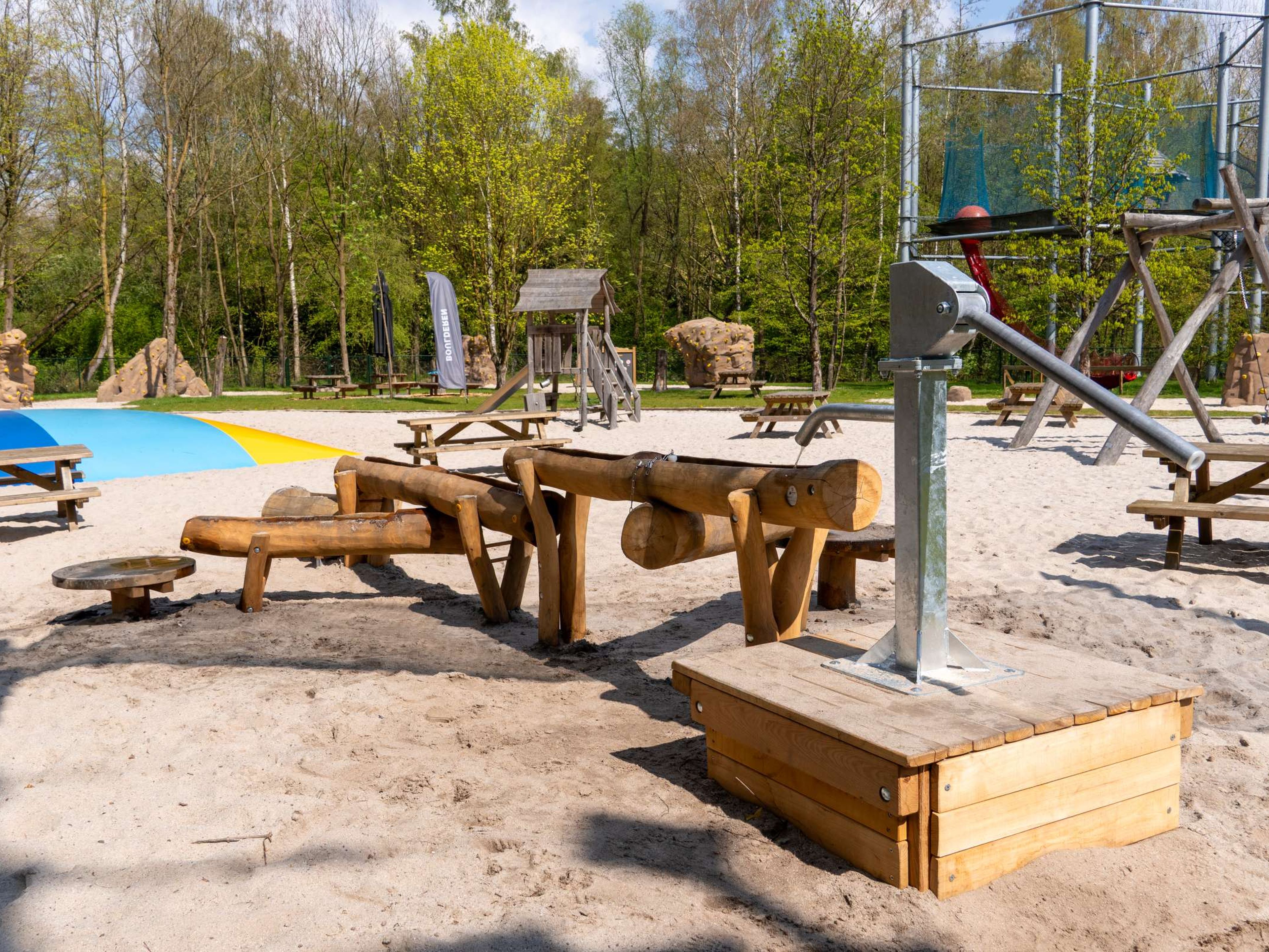 Een waterspeeltuin in de speeltuin bij Klimrijk Brabant