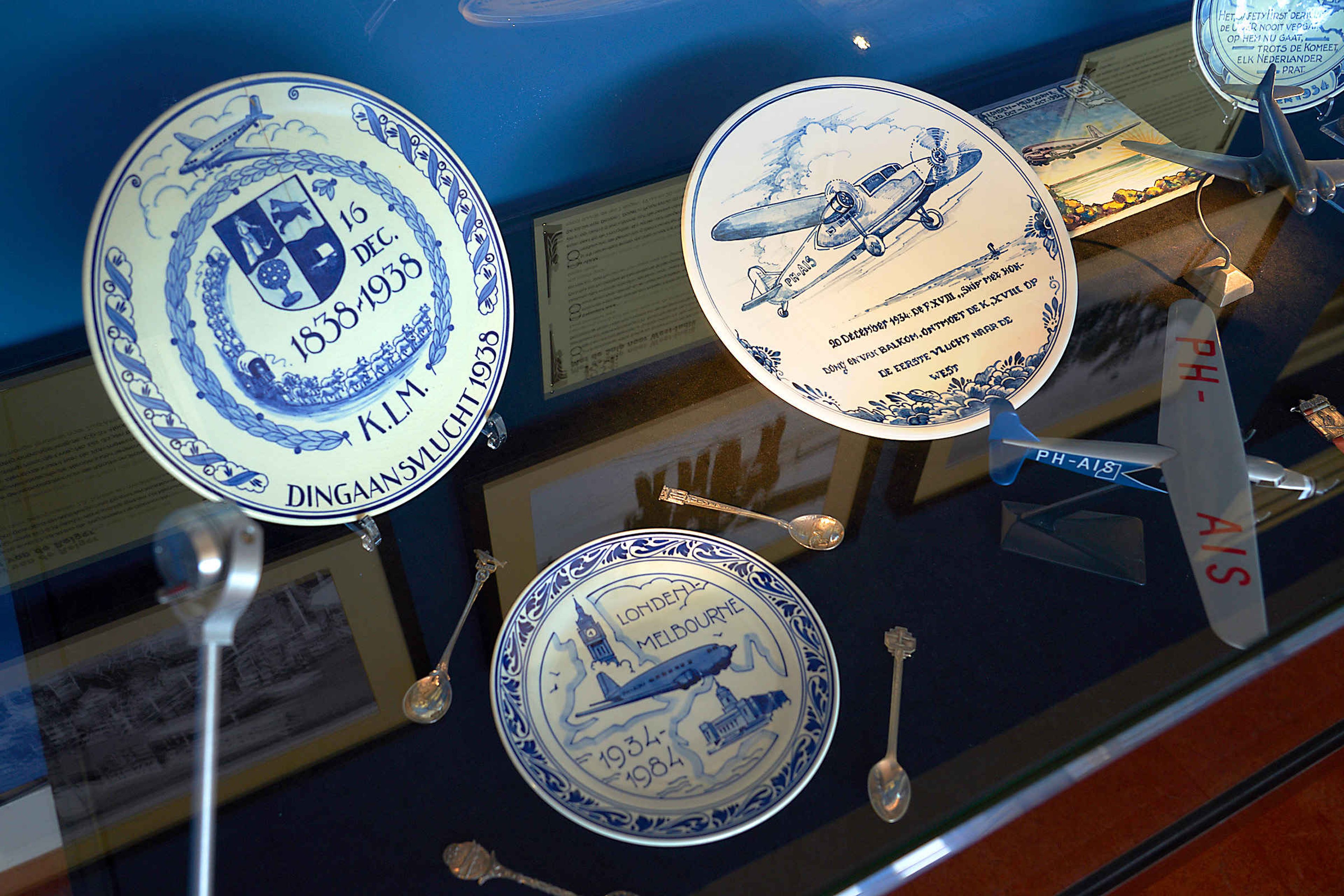 Keramiek bordjes in de vitrine van de keramiekkamer van Aviodrome