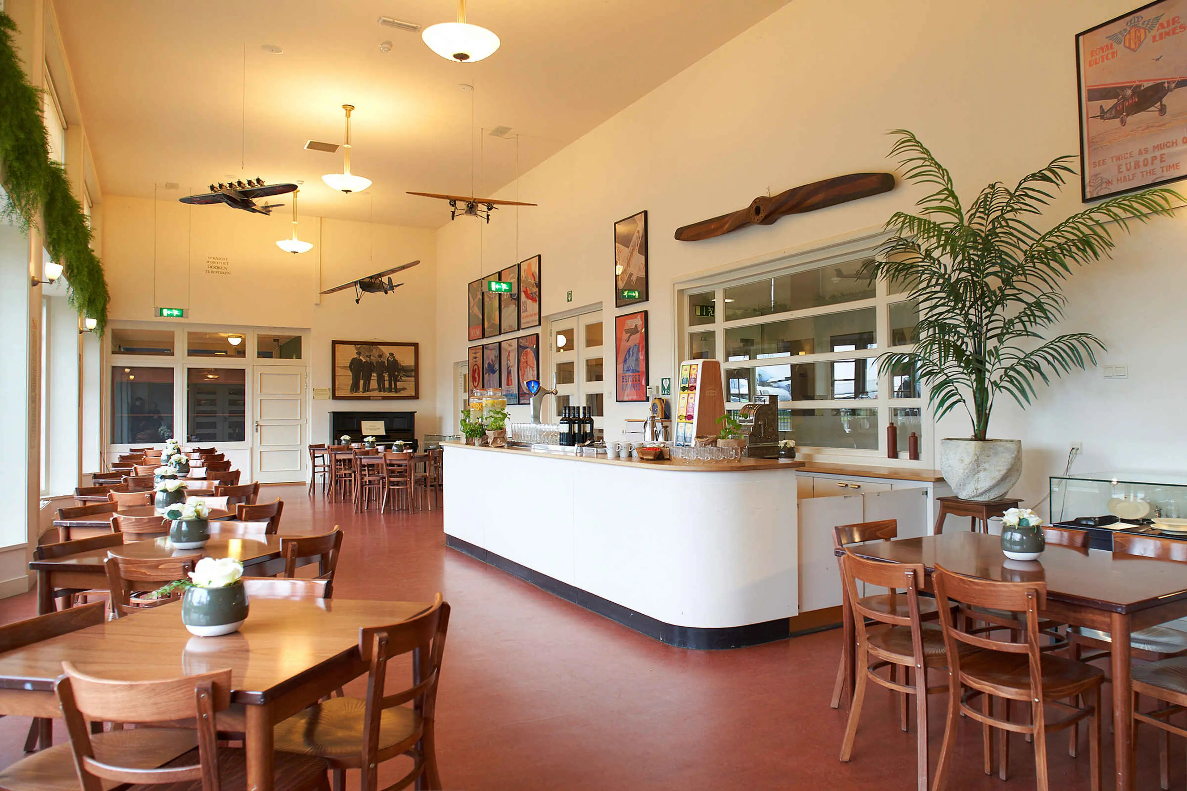 Het Grand Cafe in het Schiphol 1928 gebouw van Luchtvaartmuseum Aviodrome