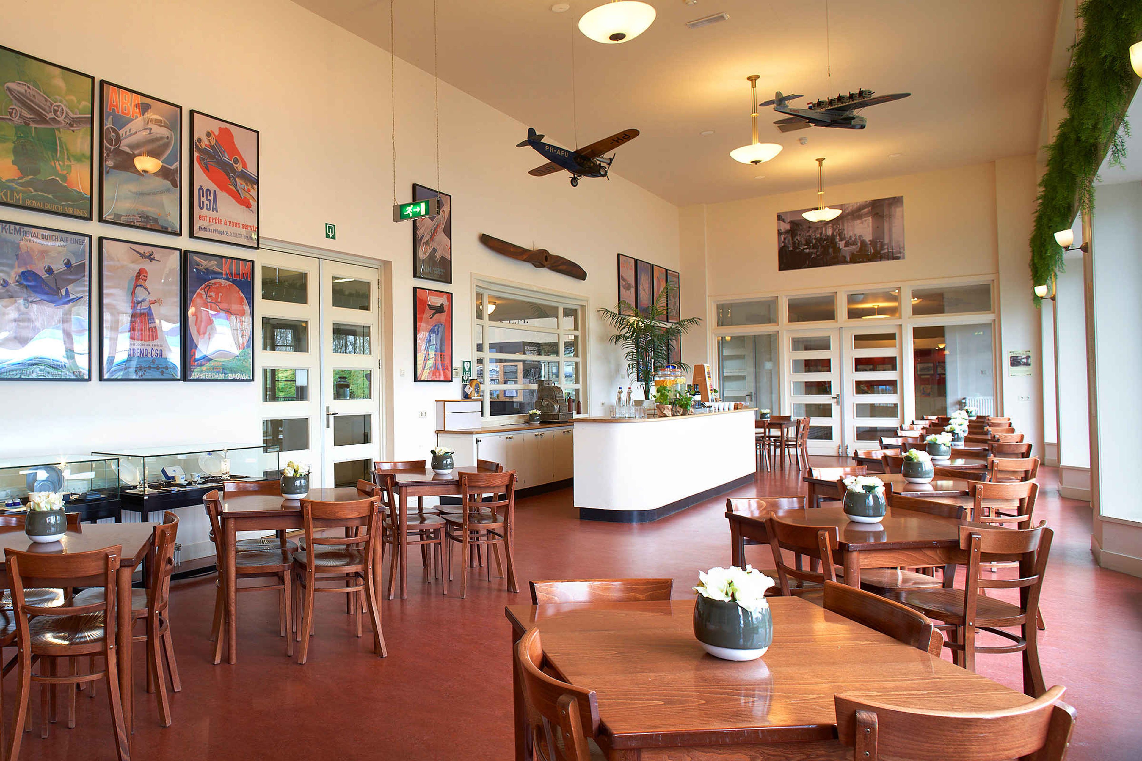 Een overzicht van het Grand Cafe bij Aviodrome