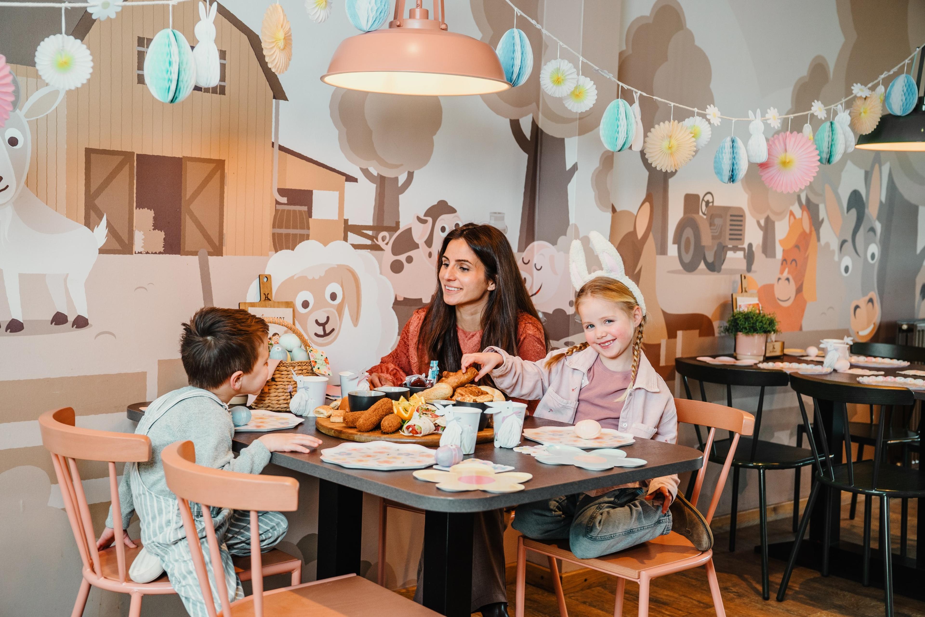 Een gezin geniet van de paasbrunch bij Vakantiepark Dierenbos.