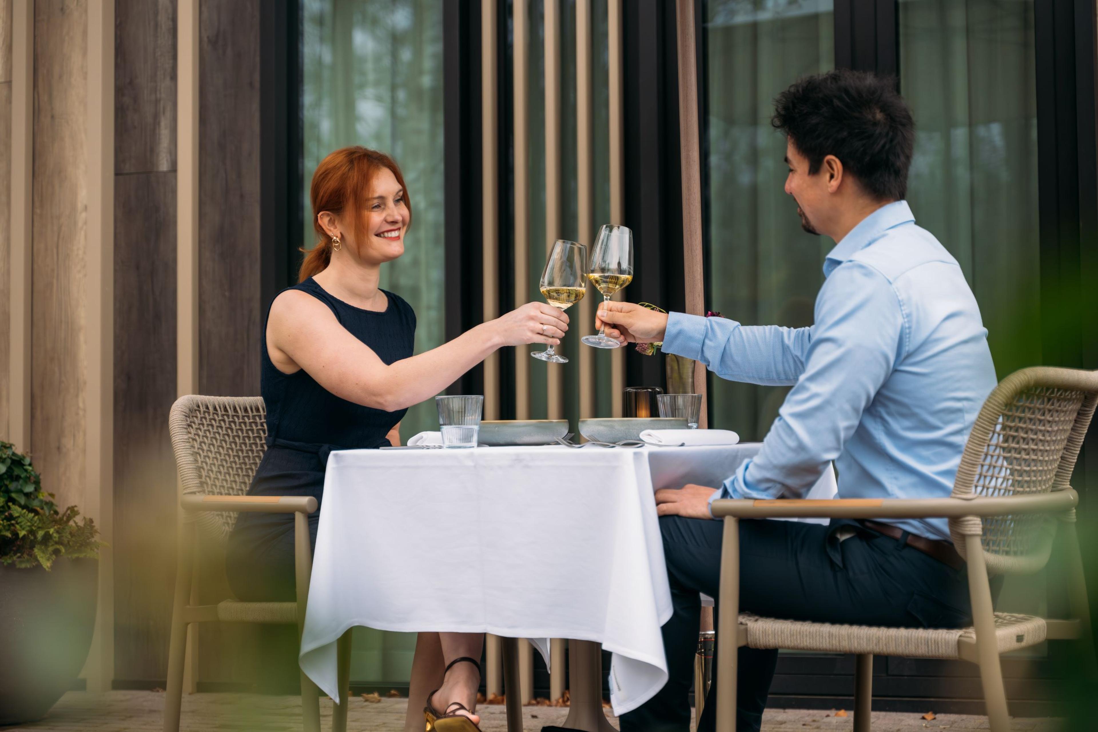 Terras van Orangerie Steenenburg gasten proosten met wijn bij Kasteel Steenenburg