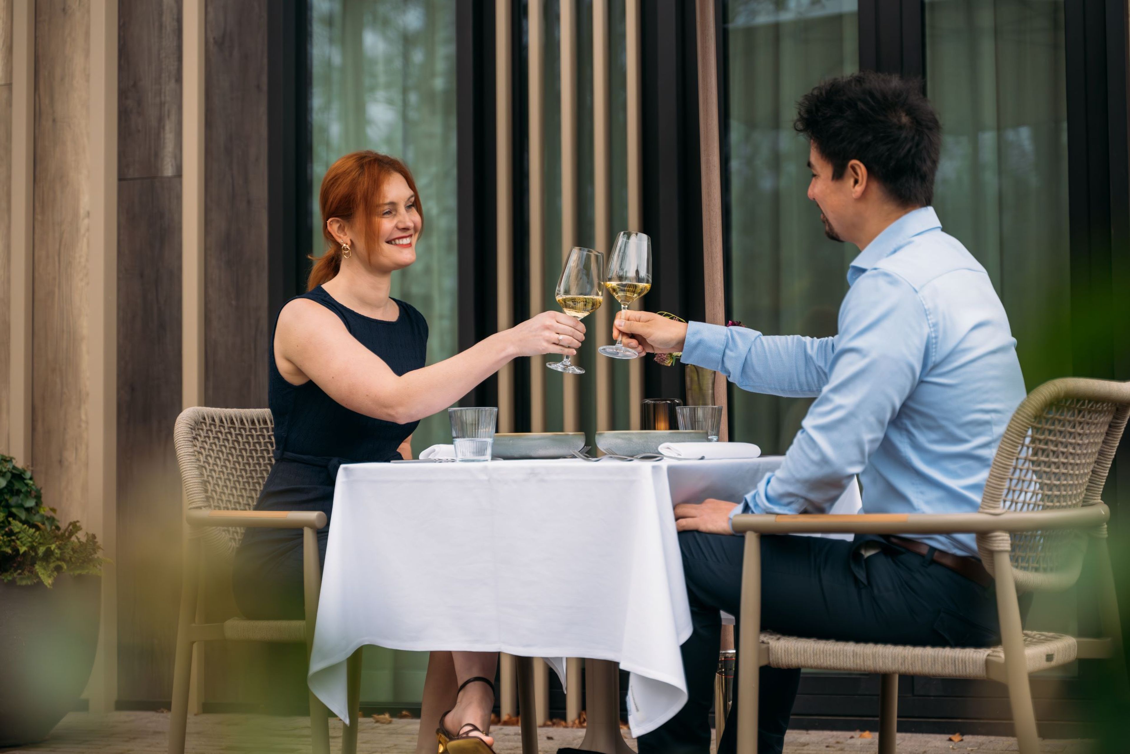 Terras van Orangerie Steenenburg gasten proosten met wijn bij Kasteel Steenenburg